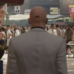 Agent 47 mặc bộ vest trắng đặc trưng trong Hitman: World of Assassination