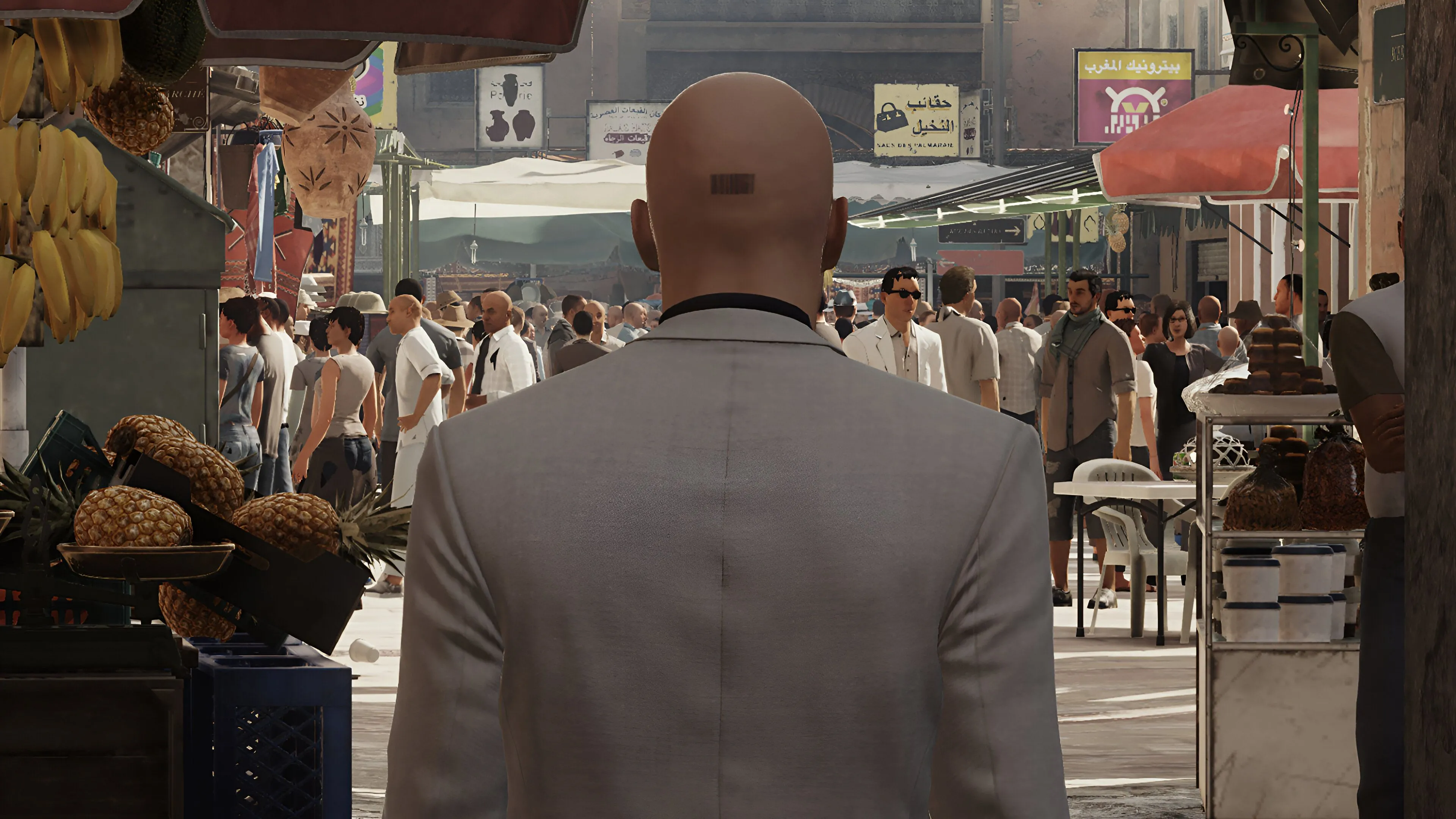 Agent 47 mặc bộ vest trắng đặc trưng trong Hitman: World of Assassination