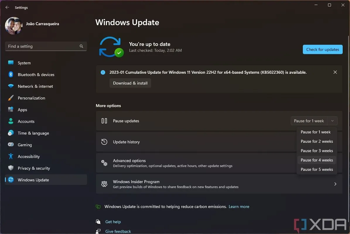 Ảnh chụp màn hình Windows Update với menu thả xuống mở ra, hiển thị các khoảng thời gian khác nhau để tạm dừng cập nhật