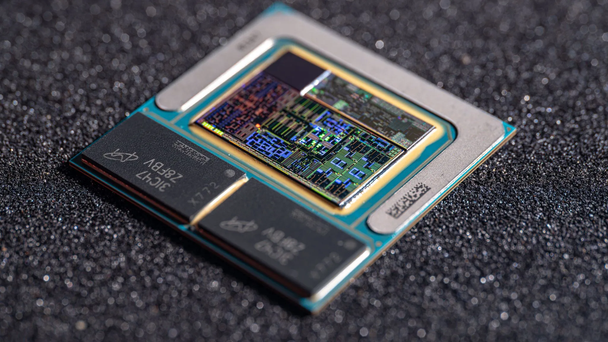 Ảnh die shot của chip Intel Lunar Lake với cấu hình bộ nhớ tích hợp, minh họa xu hướng RAM hàn chết trên laptop