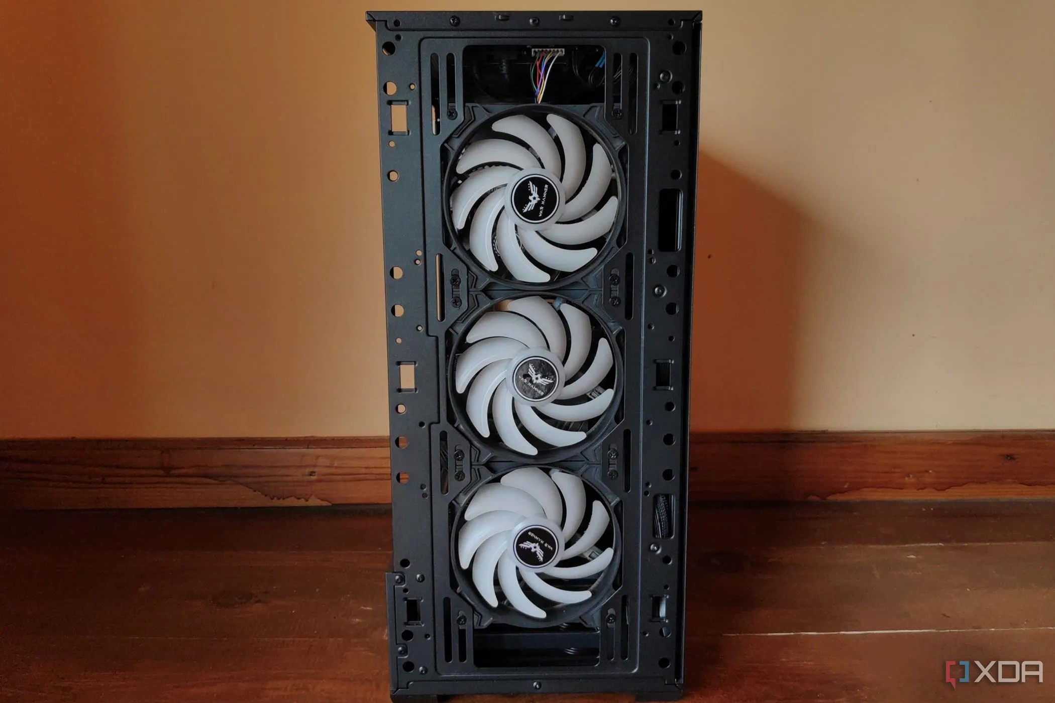 Ba quạt tản nhiệt War Hammer Kratos trong vỏ case MSI Forge 110R