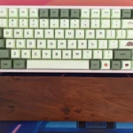 Bàn phím cơ RK84 với keycap tùy chỉnh, minh họa setup gõ phím thông thường