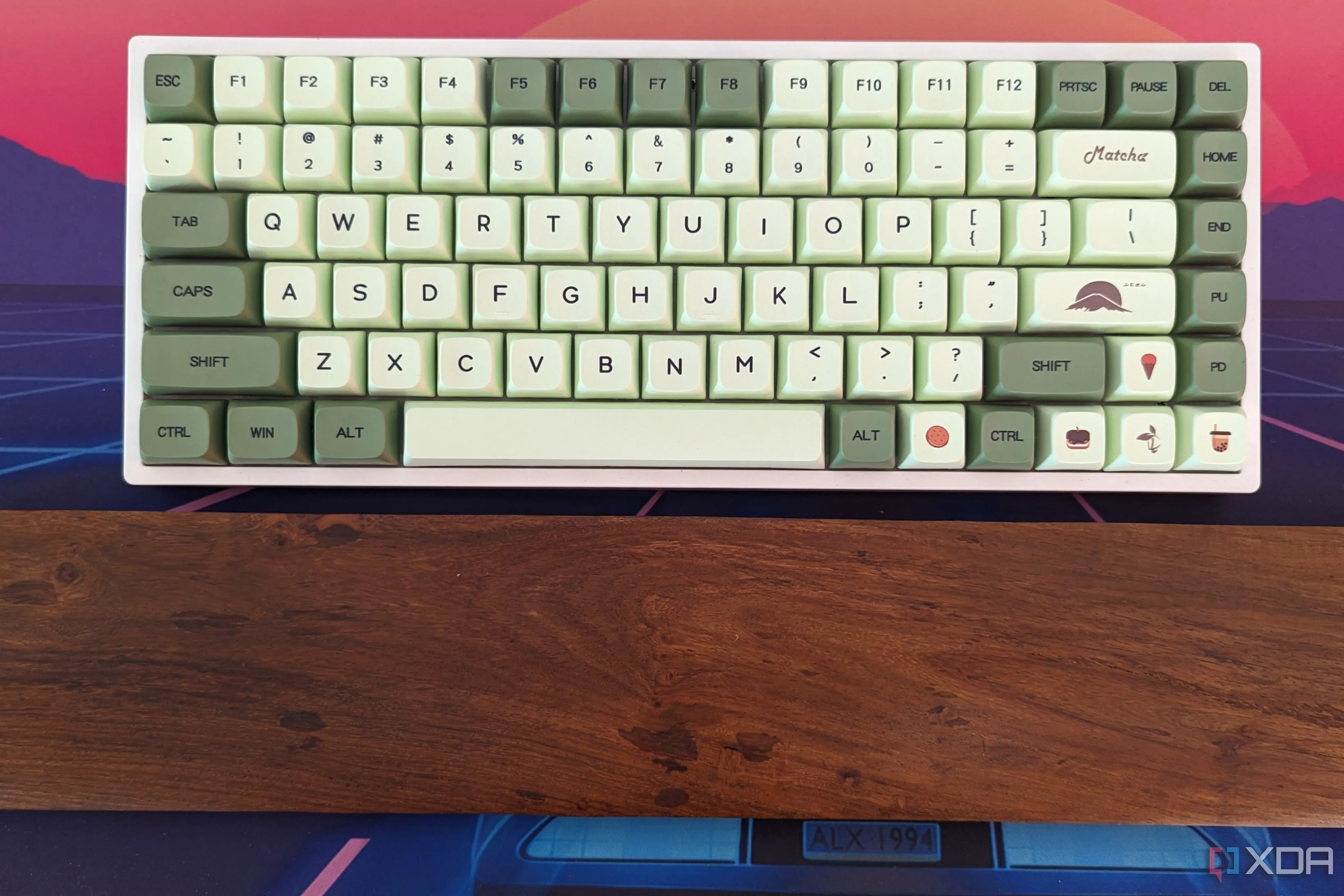 Bàn phím cơ RK84 với keycap tùy chỉnh, minh họa setup gõ phím thông thường