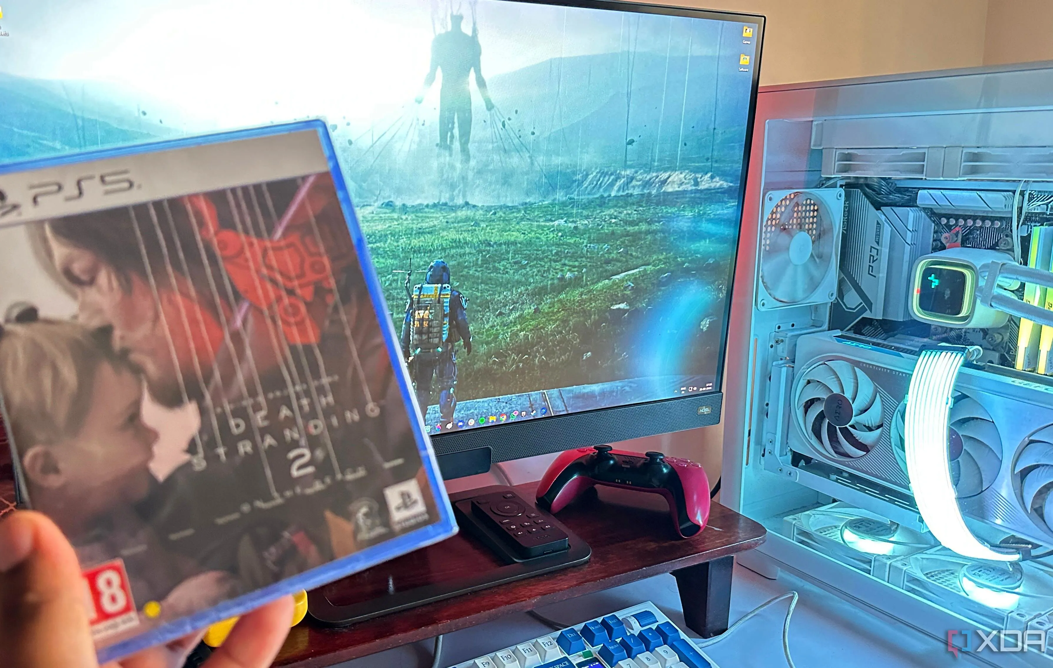 Bàn tay cầm đĩa game Death Stranding 2 trên PS5, biểu tượng của trải nghiệm xúc giác độc đáo mà game vật lý mang lại.