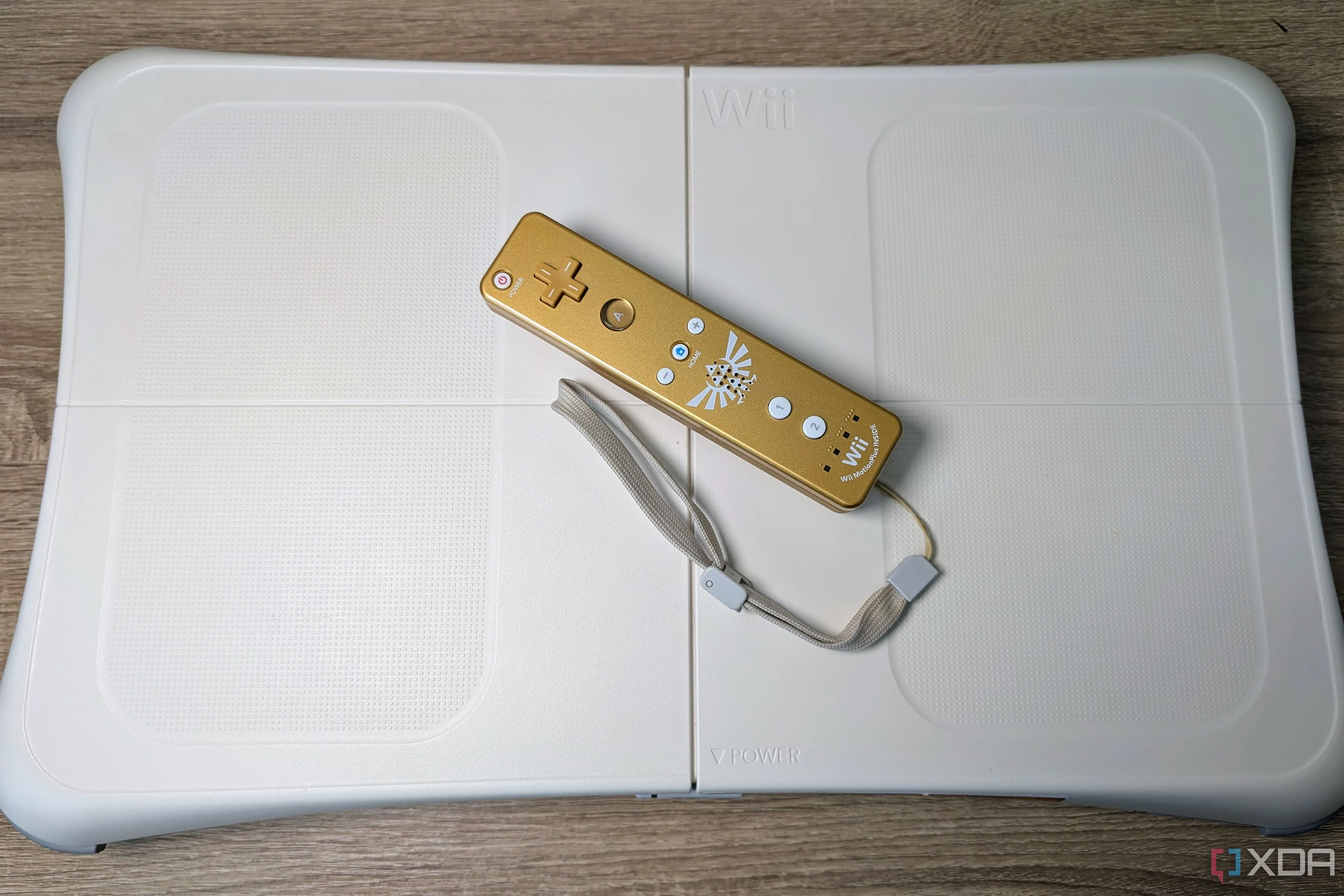 Bảng cân bằng Wii Balance Board màu trắng cùng tay cầm Wii-mote màu vàng, phụ kiện fitness nổi bật của Nintendo Wii