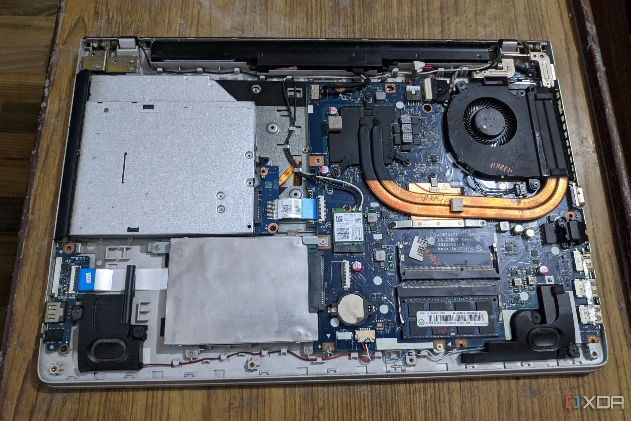Bên trong một chiếc laptop Lenovo Z51-70 hiển thị các linh kiện phần cứng và quạt tản nhiệt