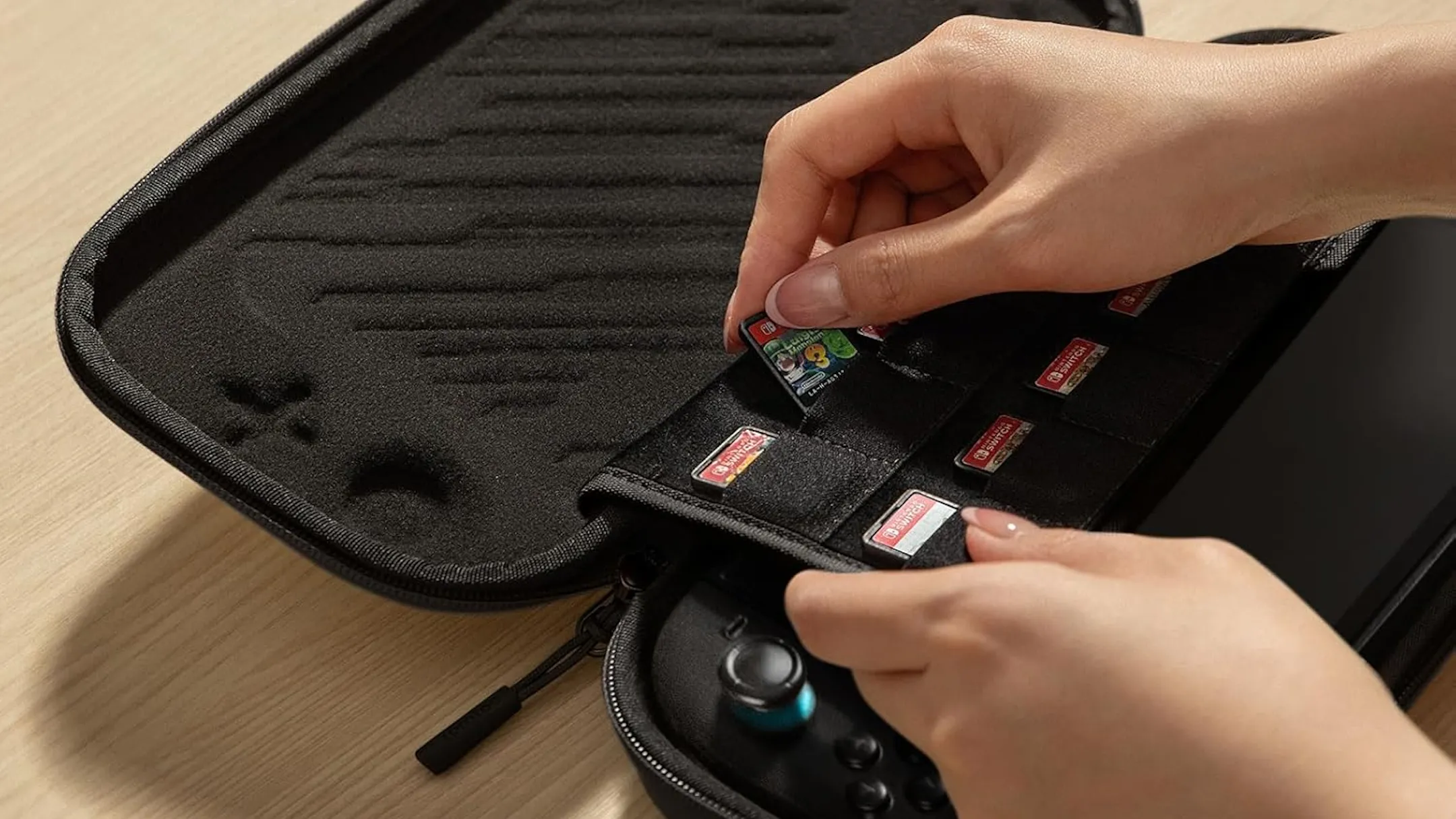 Bên trong túi tomtoc Slim Case cho Nintendo Switch 2 với khe chứa thẻ game và bảo vệ màn hình