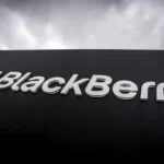 Biển hiệu BlackBerry trước văn phòng, biểu tượng của sự trở lại điện thoại bàn phím vật lý