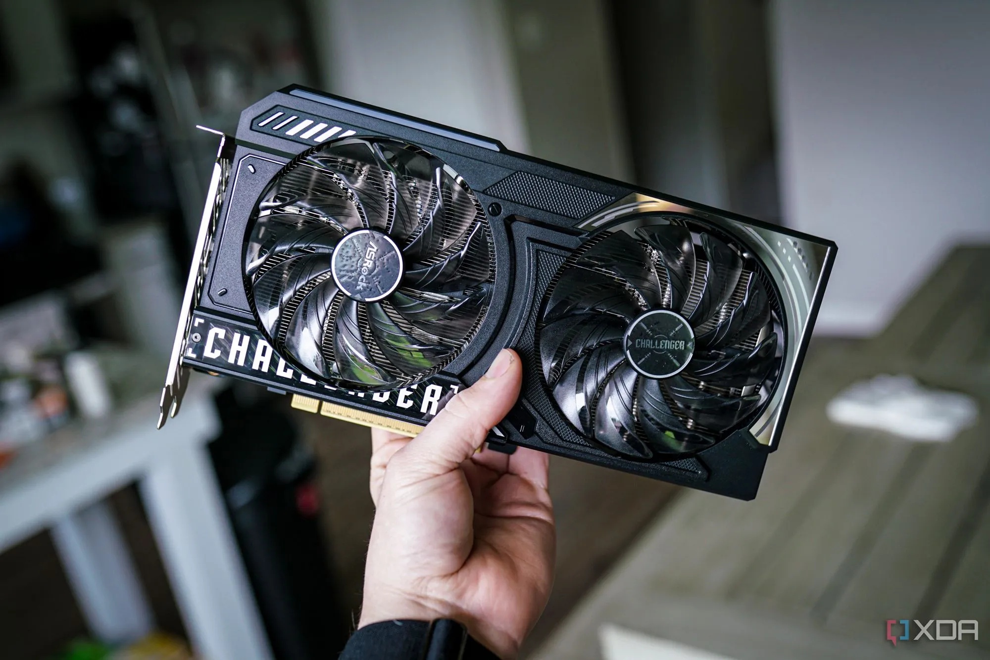 Biểu đồ so sánh hiệu năng Ray Tracing của AMD RX 9060 XT với các đối thủ