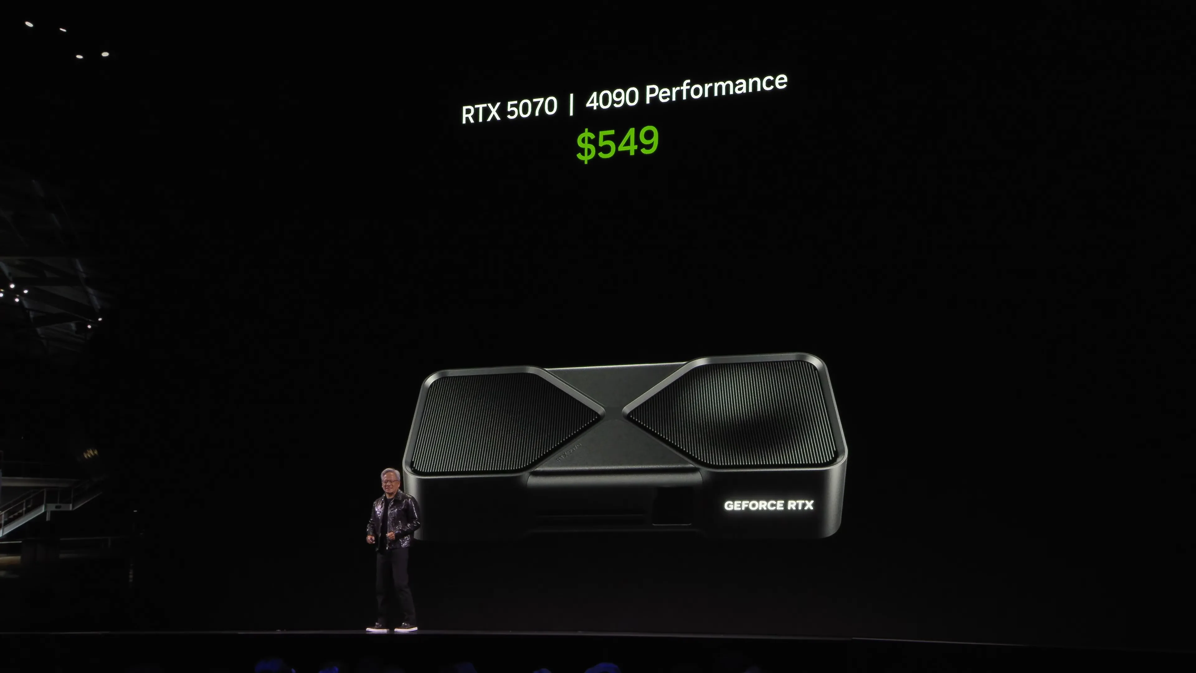 Biểu đồ tuyên bố hiệu suất của RTX 5070 do Jensen Huang trình bày tại CES 2025