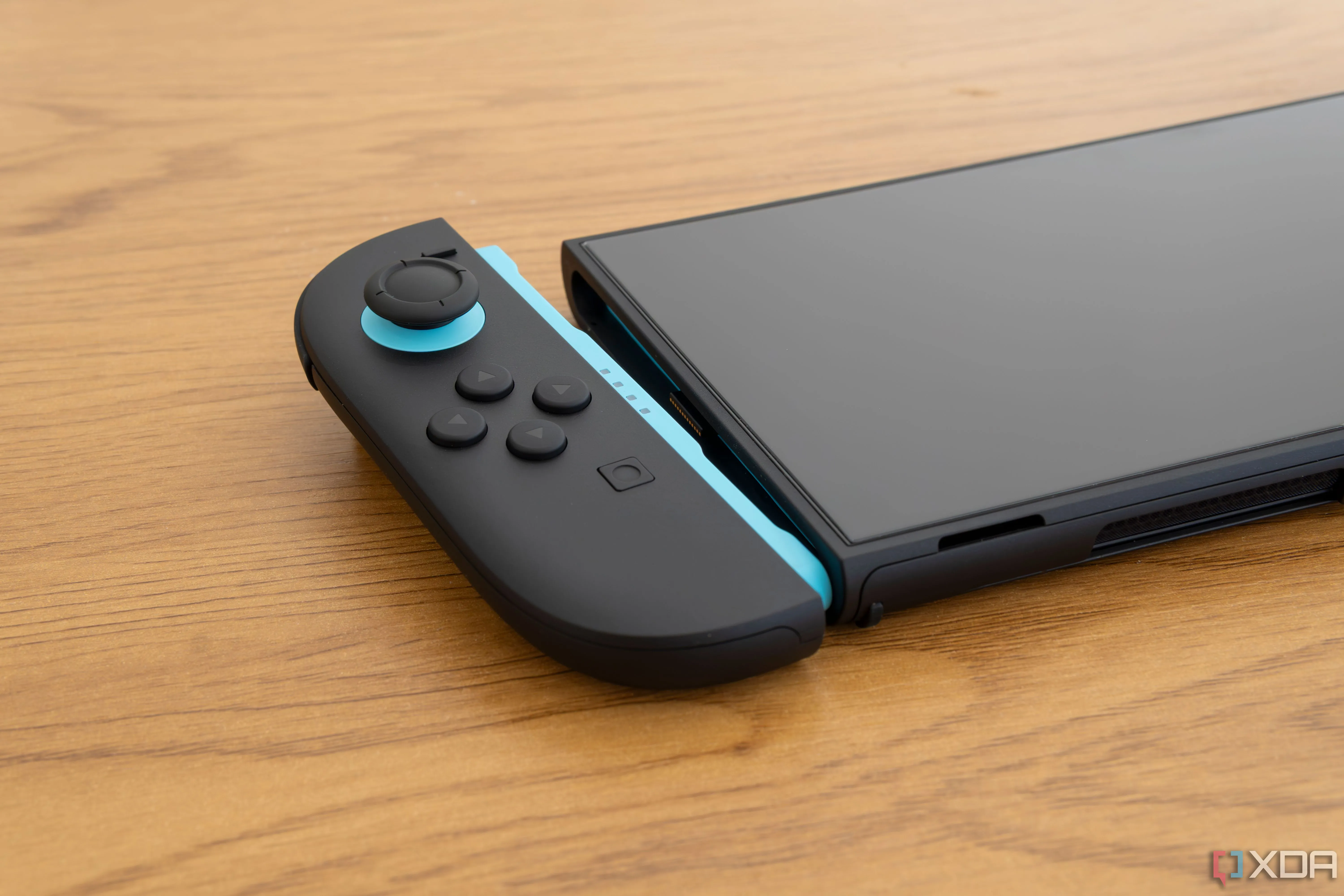 Bộ điều khiển Joy-Con 2 tháo rời và vị trí lắp trên thân máy Nintendo Switch 2