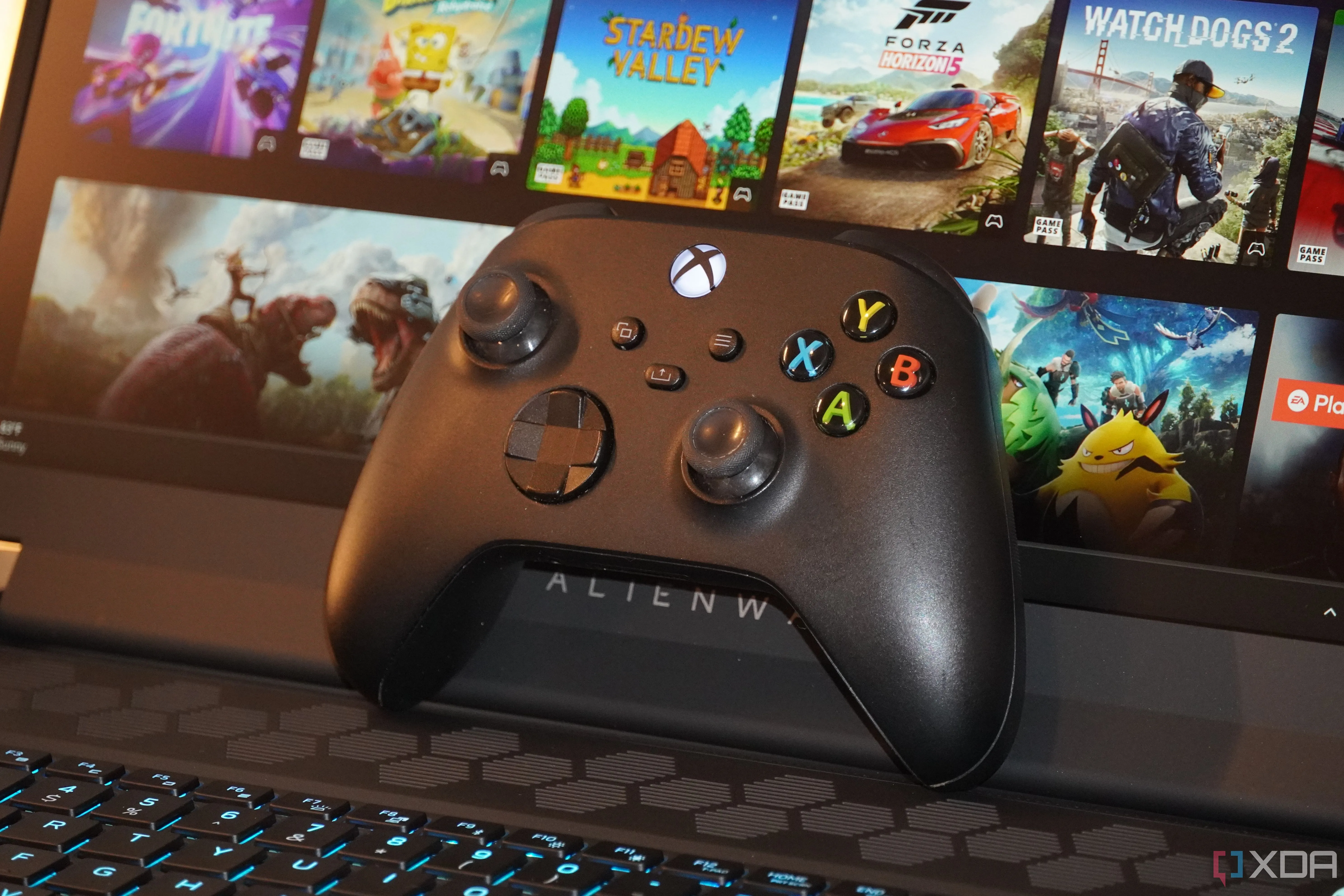 Bộ điều khiển Xbox trên laptop Alienware hiển thị giao diện Xbox Cloud Gaming