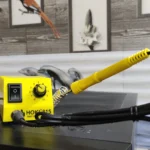 Bộ dụng cụ hàn điện tử đặt trên vỏ máy tính tại không gian homelab, minh họa thiết bị cần thông gió.