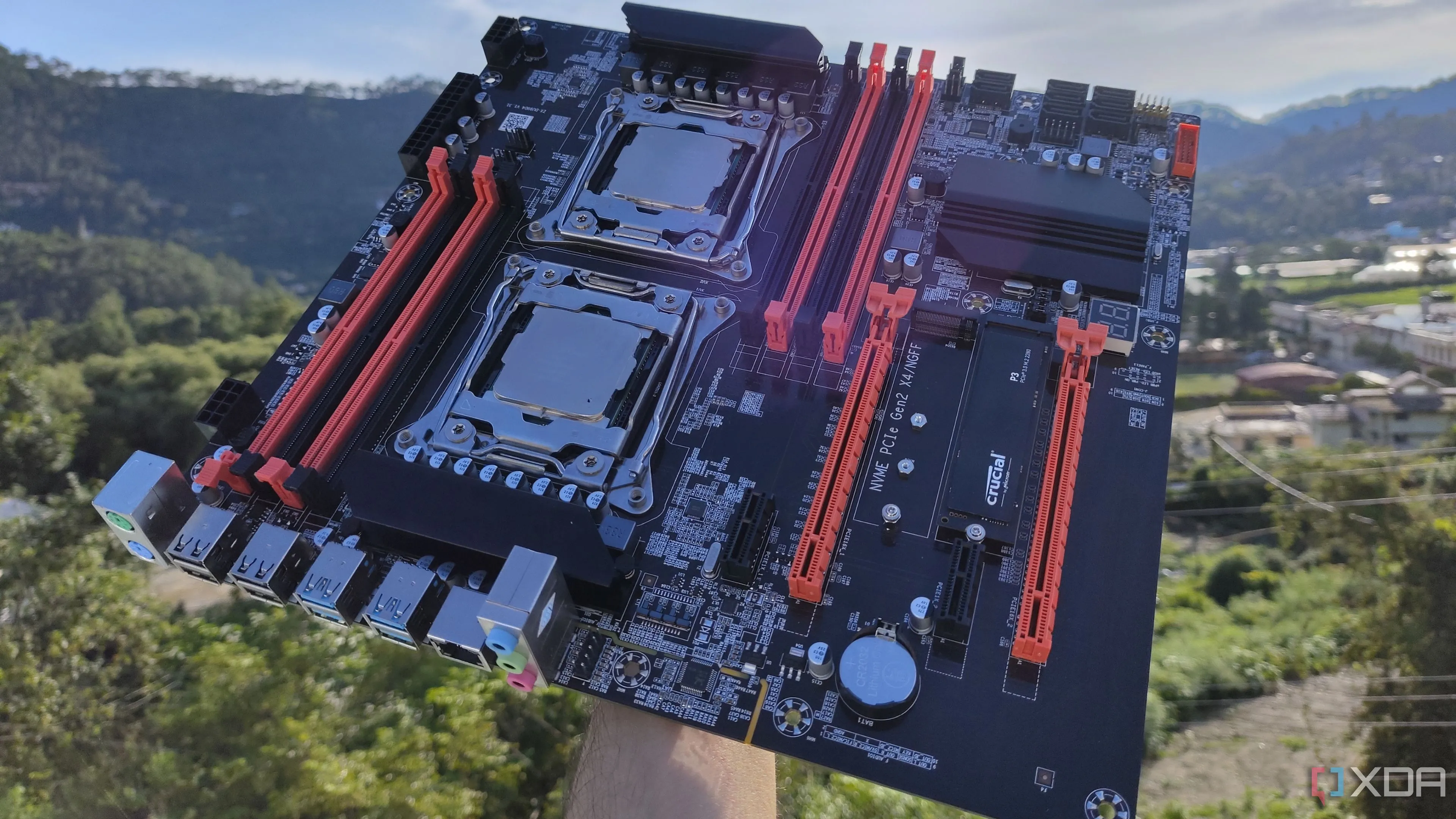 Bo mạch chủ máy chủ X99 với hai CPU Intel Xeon, thể hiện yêu cầu phần cứng mạnh mẽ cho ảo hóa lồng nhau.