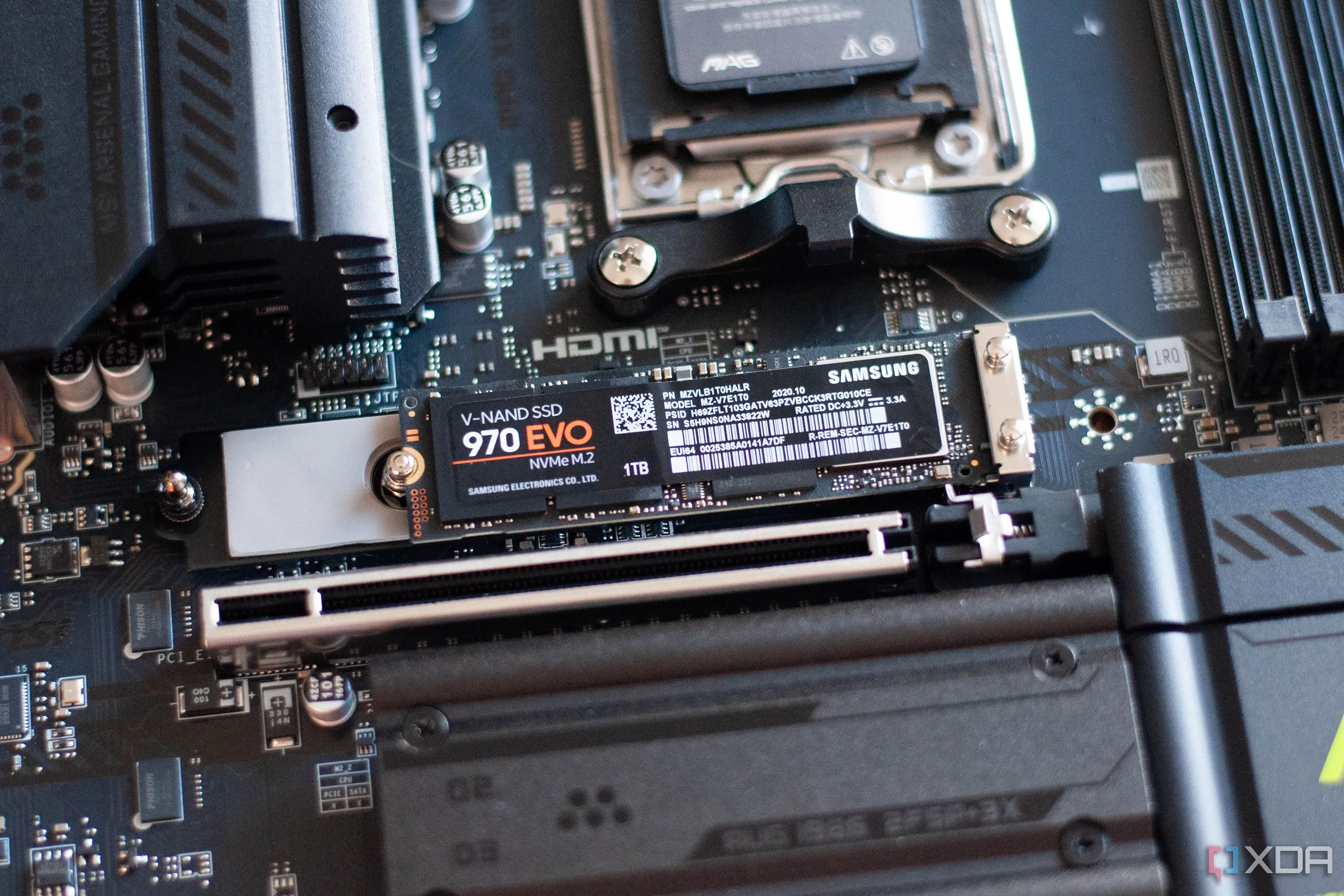 Bo mạch chủ MSI MAG X870E Tomahawk Wifi hiển thị khe cắm SSD M.2, thể hiện sự tích hợp ổ cứng thể rắn và tầm quan trọng của lệnh TRIM.
