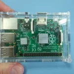 Bo mạch Raspberry Pi B+ trong vỏ trong suốt, minh họa thiết bị nhỏ gọn có thể xử lý tốt các tựa game retro.