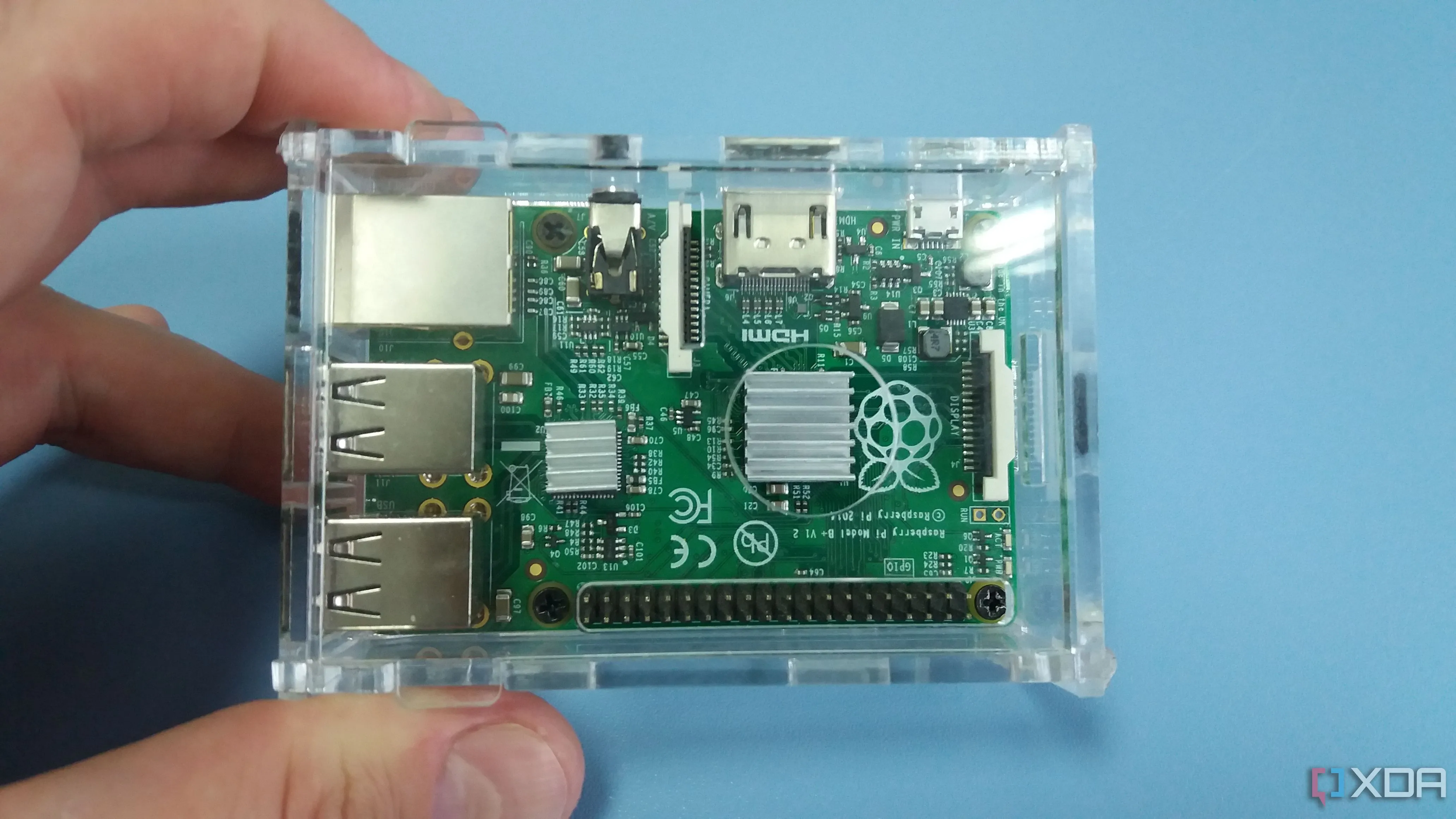 Bo mạch Raspberry Pi B+ trong vỏ trong suốt, minh họa thiết bị nhỏ gọn có thể xử lý tốt các tựa game retro.