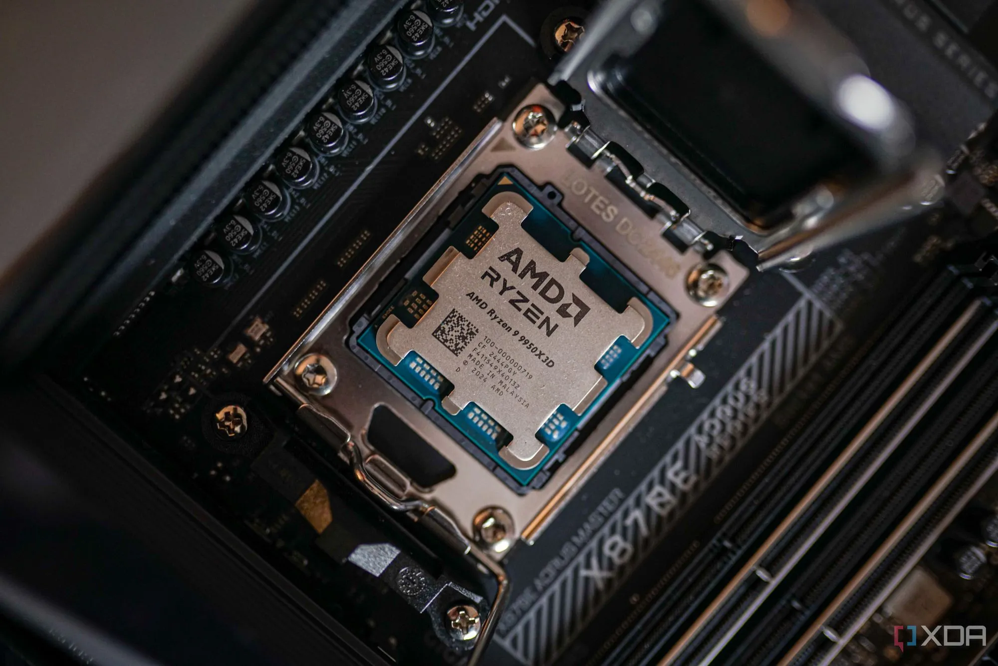 Bộ vi xử lý AMD Ryzen 9 9950X3D được lắp trên bo mạch chủ
