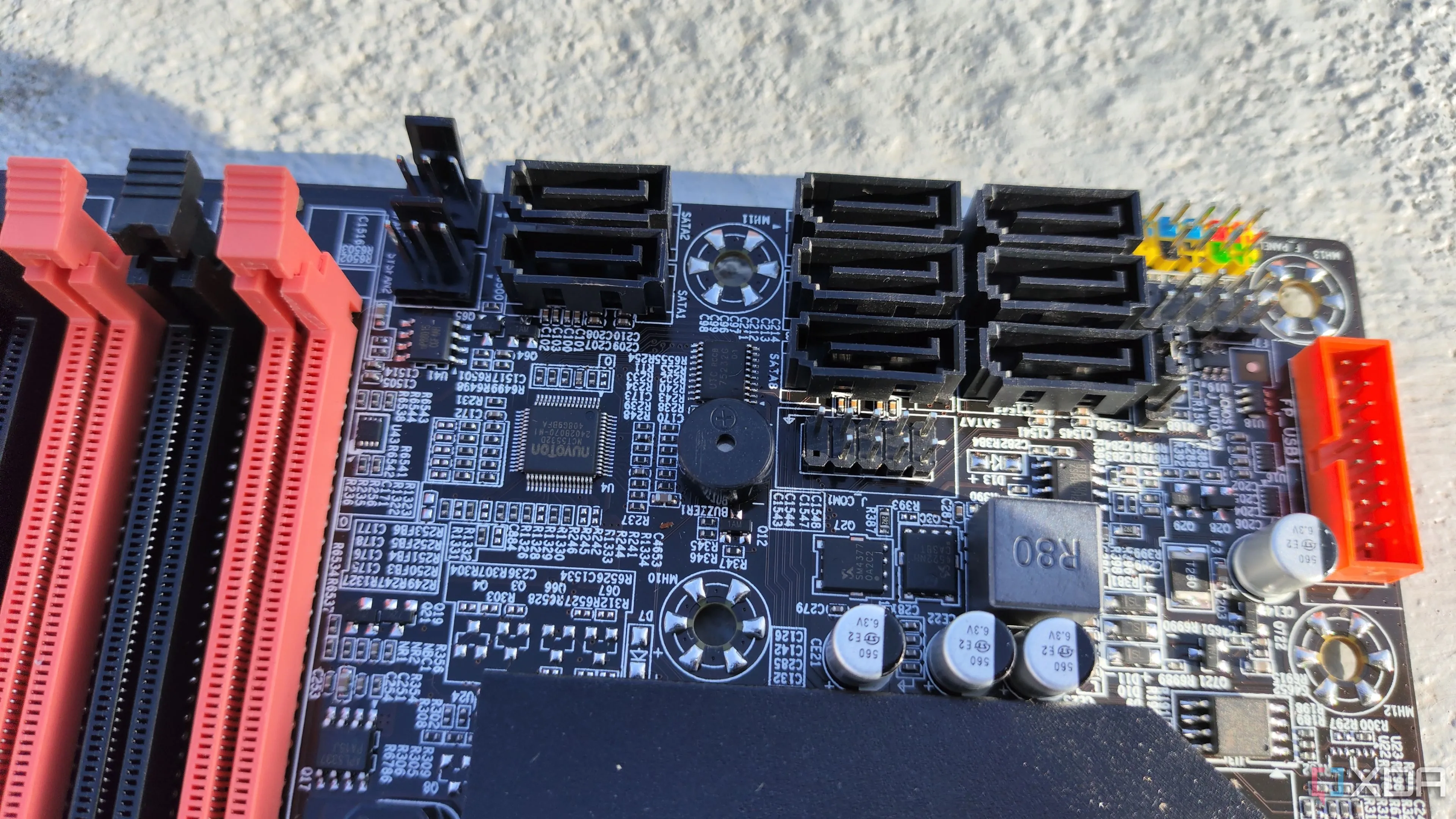 Các cổng SATA trên bo mạch chủ X99, minh họa khả năng kết nối ổ cứng.