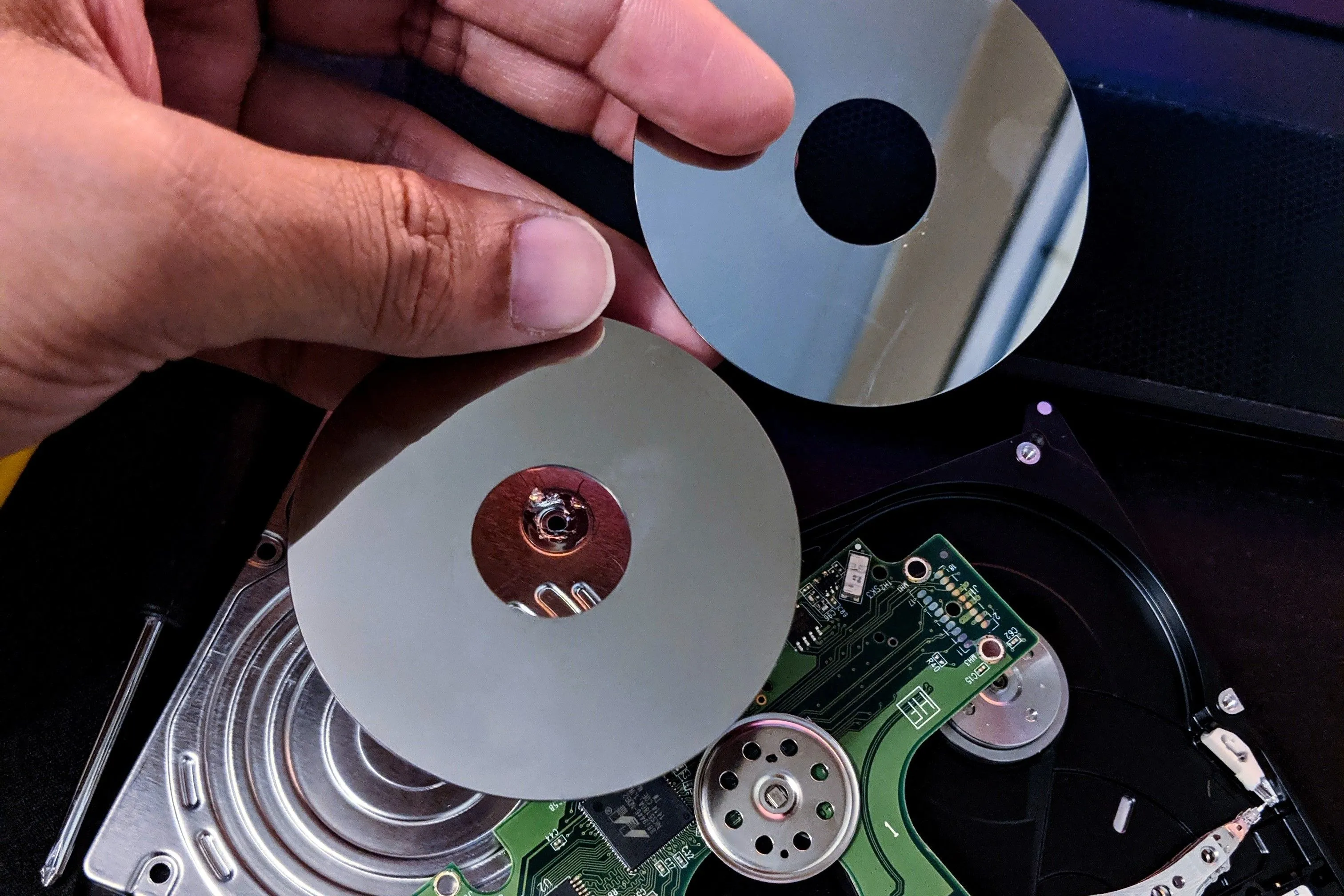 Các đĩa từ (platter) của ổ cứng HDD máy tính xách tay bị tháo rời, cho thấy cấu trúc dễ hỏng hóc