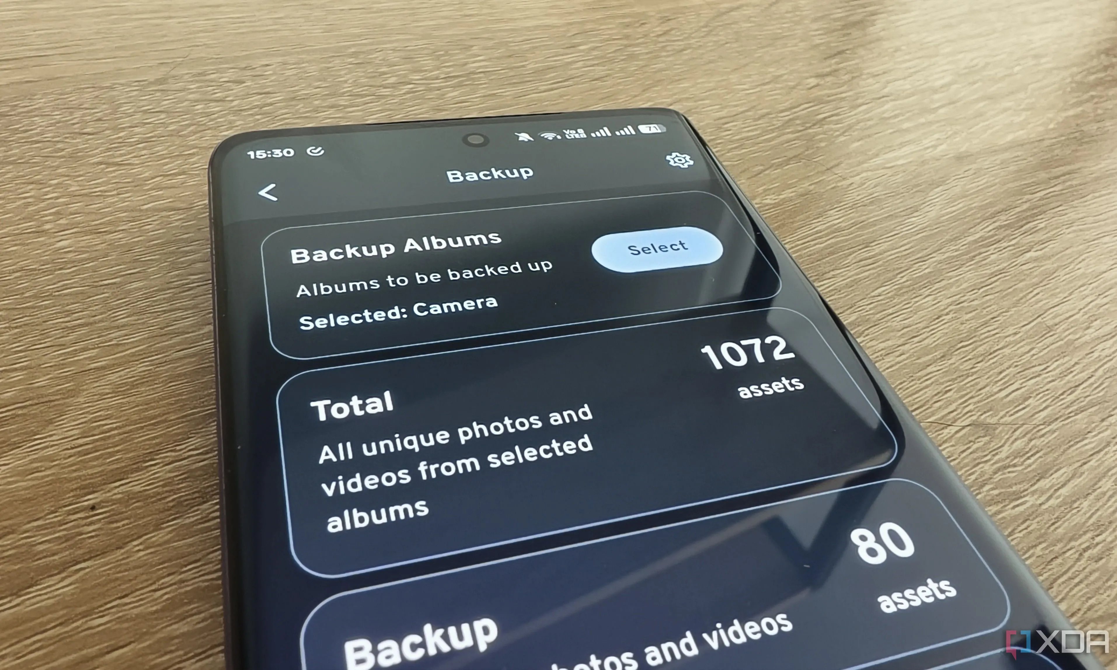 Các tùy chọn đồng bộ tự động trong ứng dụng Immich trên điện thoại Android, cho phép người dùng cấu hình sao lưu ảnh và video.