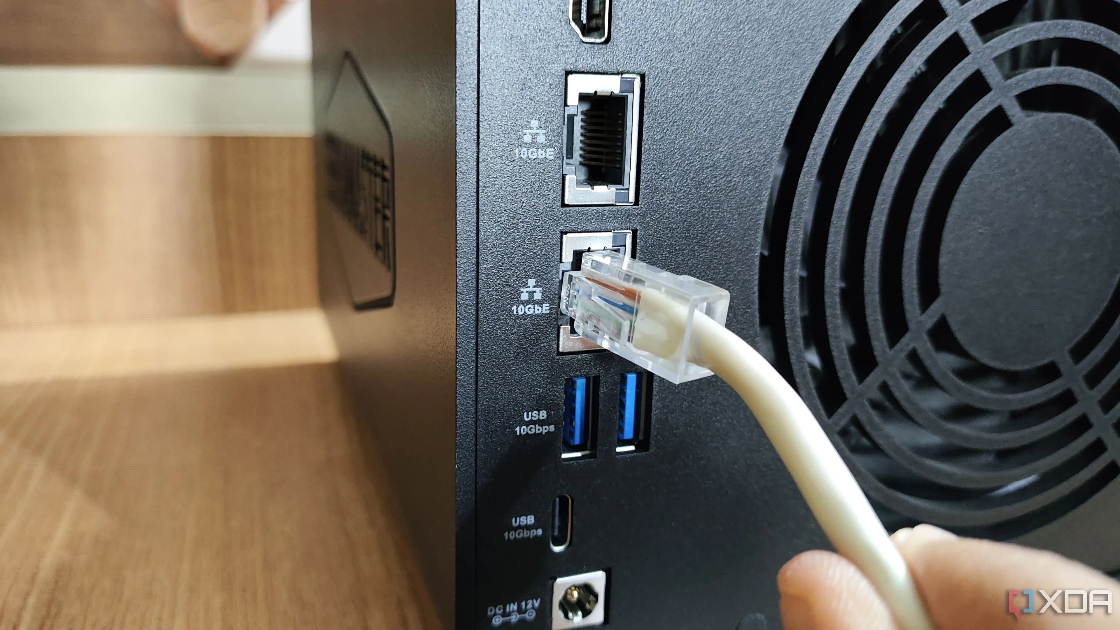 Cắm cáp Ethernet vào cổng LAN 10GbE của NAS TerraMaster F4-424 Max, thể hiện kết nối mạng quan trọng cho truy cập từ xa an toàn