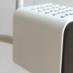 Camera FlyingCam tự chế từ đèn IKEA NÄVLINGE với cánh tay linh hoạt.