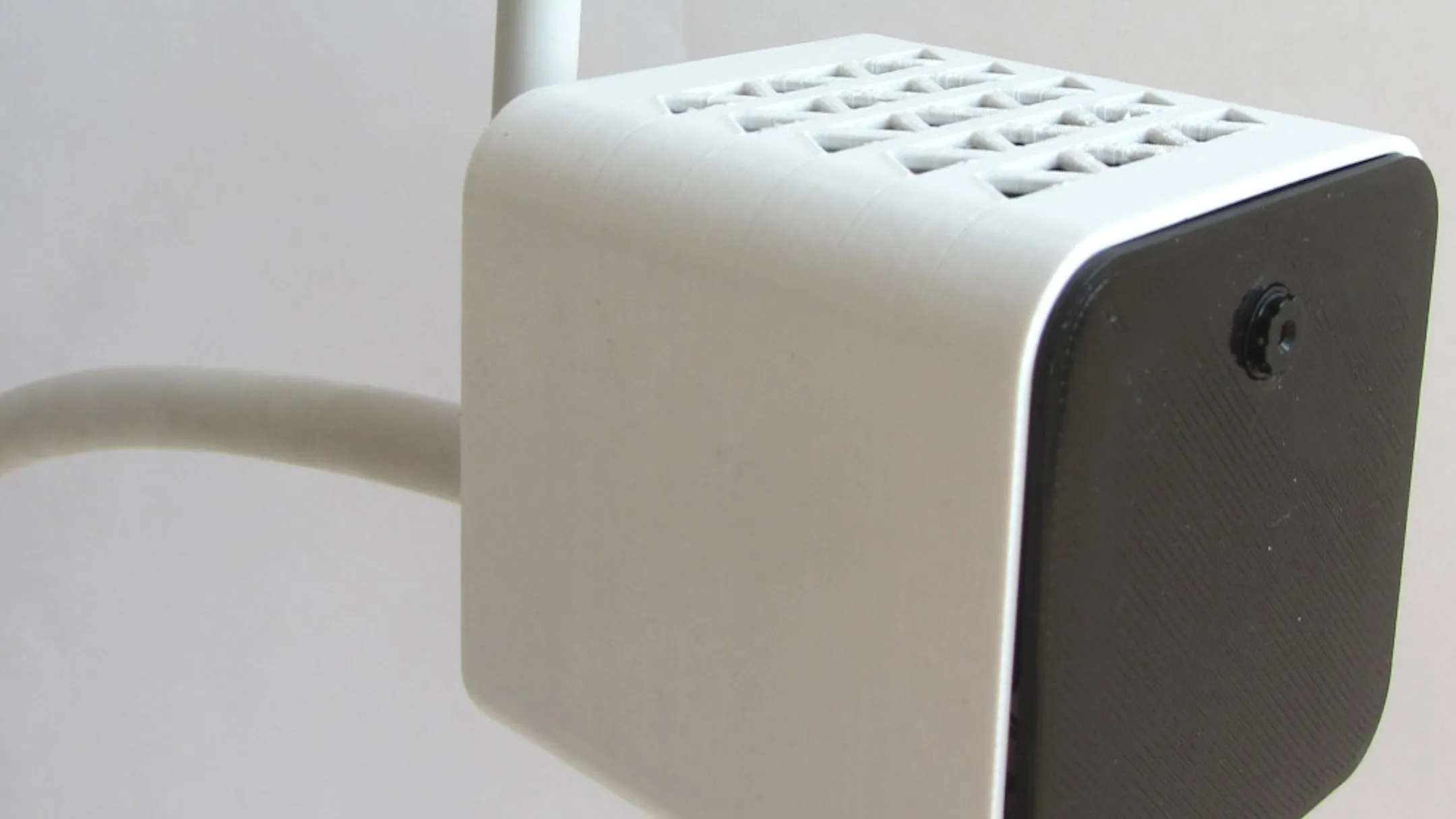 Camera FlyingCam tự chế từ đèn IKEA NÄVLINGE với cánh tay linh hoạt.