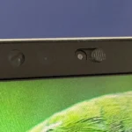 Camera hồng ngoại IR và webcam có nắp che riêng tư trên laptop Razer Blade, hỗ trợ nhận diện khuôn mặt Windows Hello.