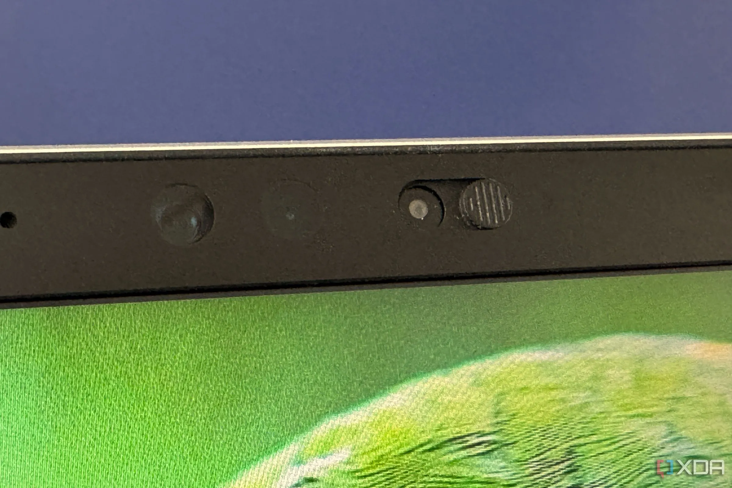 Camera hồng ngoại IR và webcam có nắp che riêng tư trên laptop Razer Blade, hỗ trợ nhận diện khuôn mặt Windows Hello.