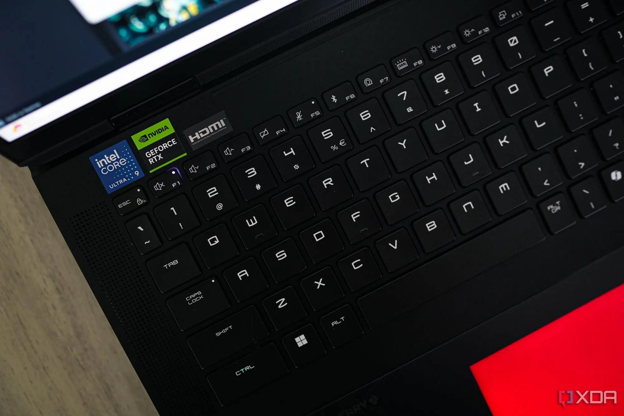 Cận cảnh bàn phím và khu vực trackpad cảm ứng lực có đèn RGB trên laptop gaming MSI Titan 18 HX AI