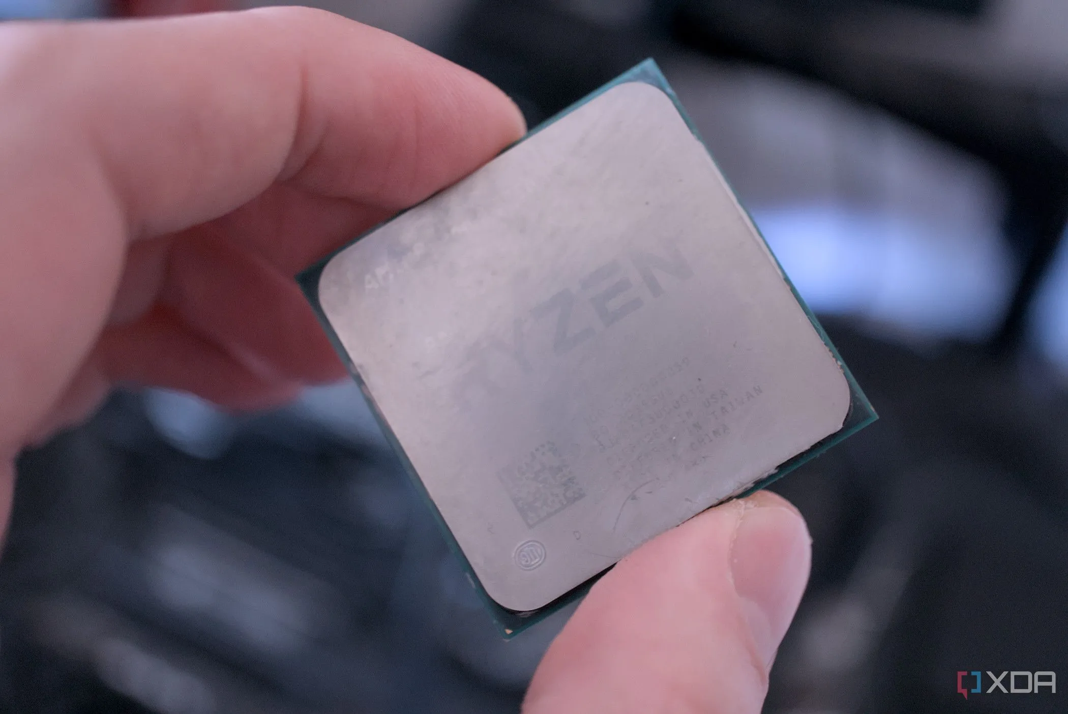 Cận cảnh bề mặt tản nhiệt (IHS) của CPU AMD Ryzen 9 5950X, cho thấy chi tiết cấu tạo.
