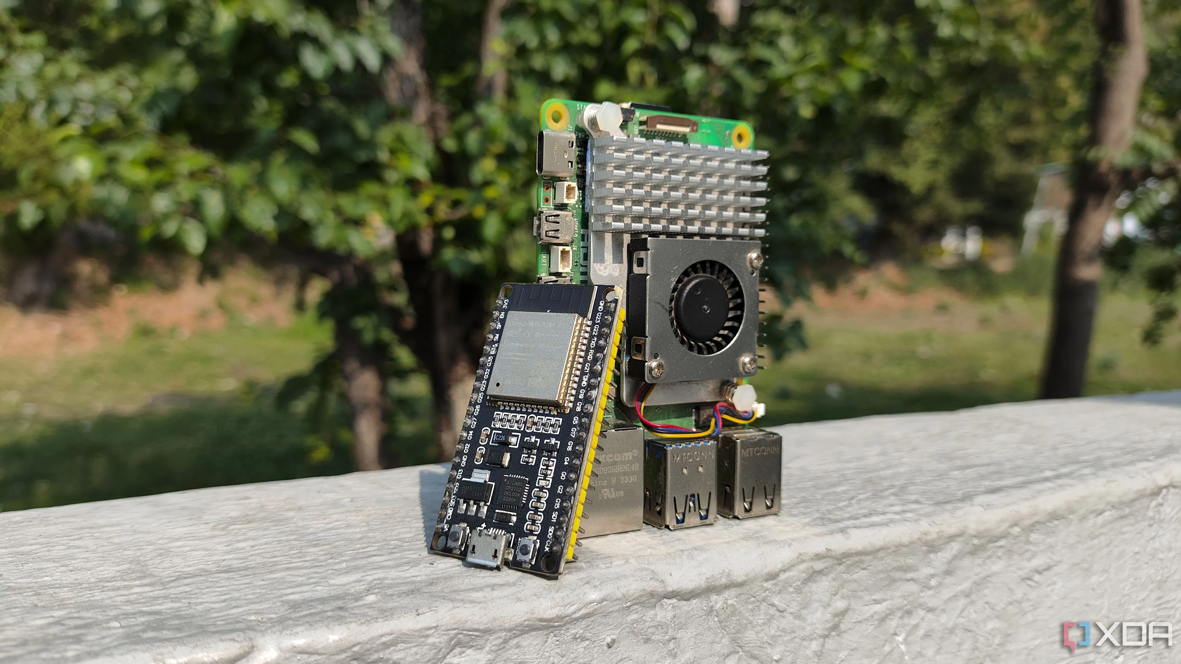 Cận cảnh bo mạch Raspberry Pi và ESP32 biểu trưng cho sức mạnh điện toán phân tán