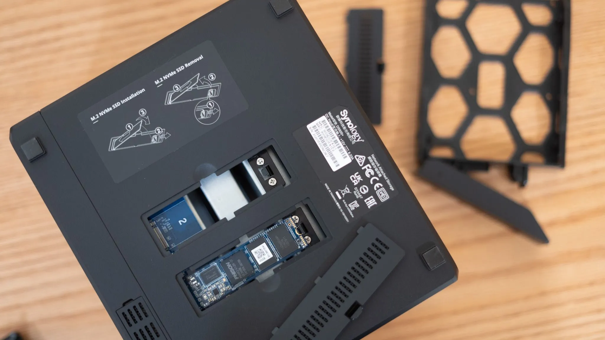 Cận cảnh các khe cắm NVMe trên NAS Synology DS925-Plus, minh họa khả năng nâng cấp SSD