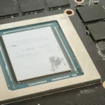 Cận cảnh chip xử lý đồ họa GPU và các module bộ nhớ VRAM được bố trí xung quanh.