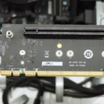 Cận cảnh GPU riser tùy chỉnh và khe cắm M2 trên nguyên mẫu Steam Machine của Valve.