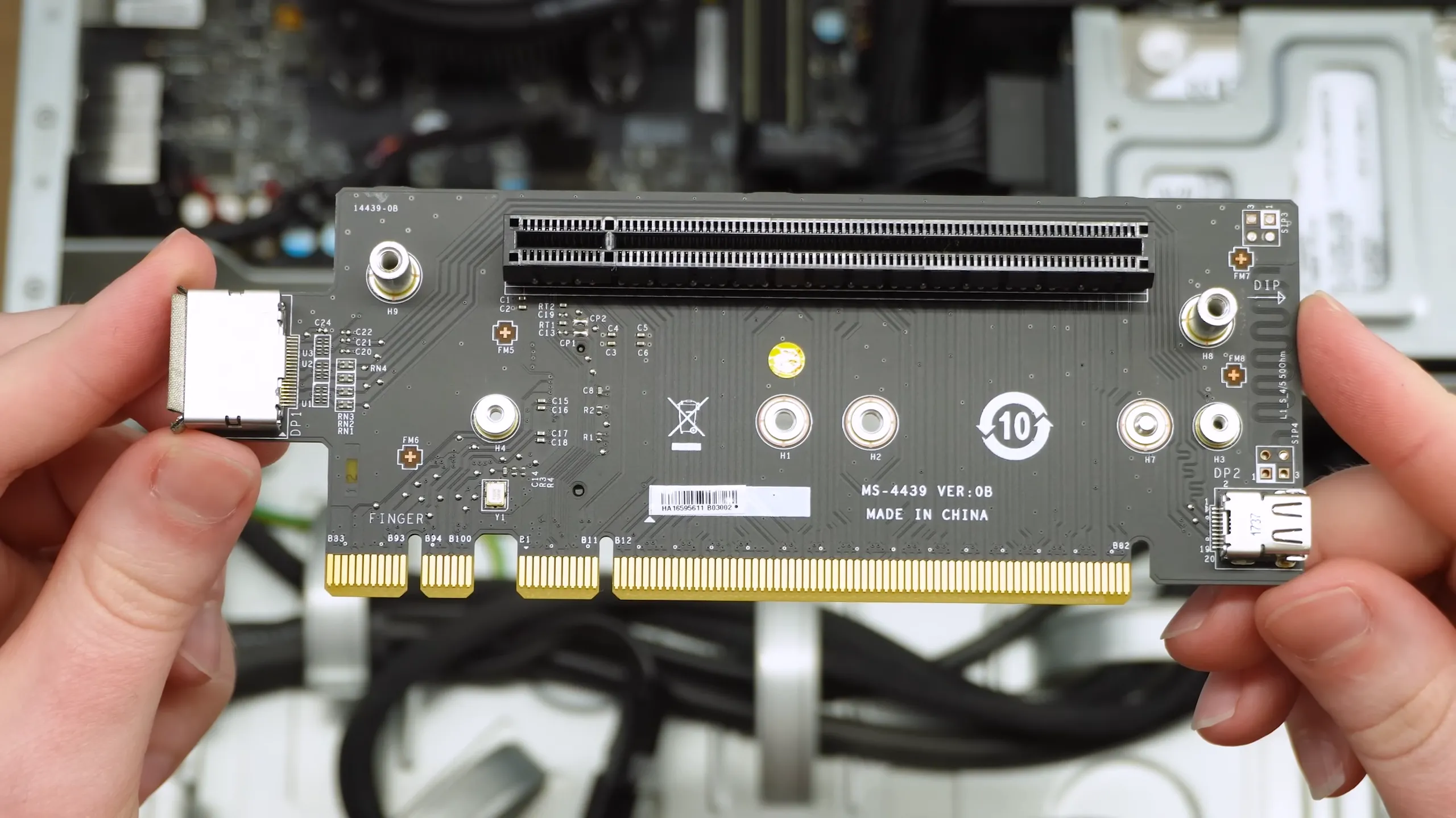 Cận cảnh GPU riser tùy chỉnh và khe cắm M2 trên nguyên mẫu Steam Machine của Valve.