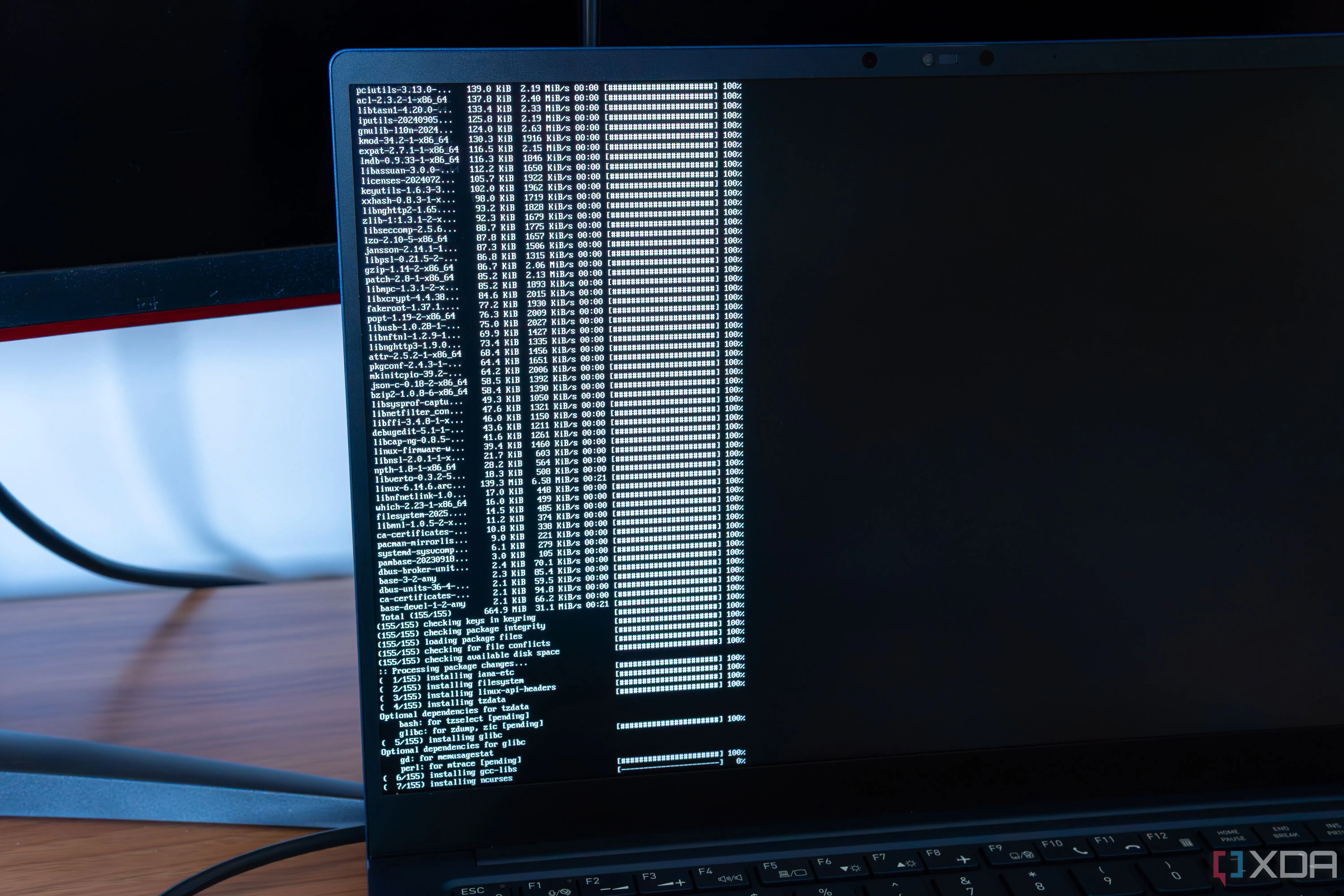 Cận cảnh màn hình máy tính xách tay đang trong quá trình cài đặt Arch Linux, thể hiện giao diện dòng lệnh