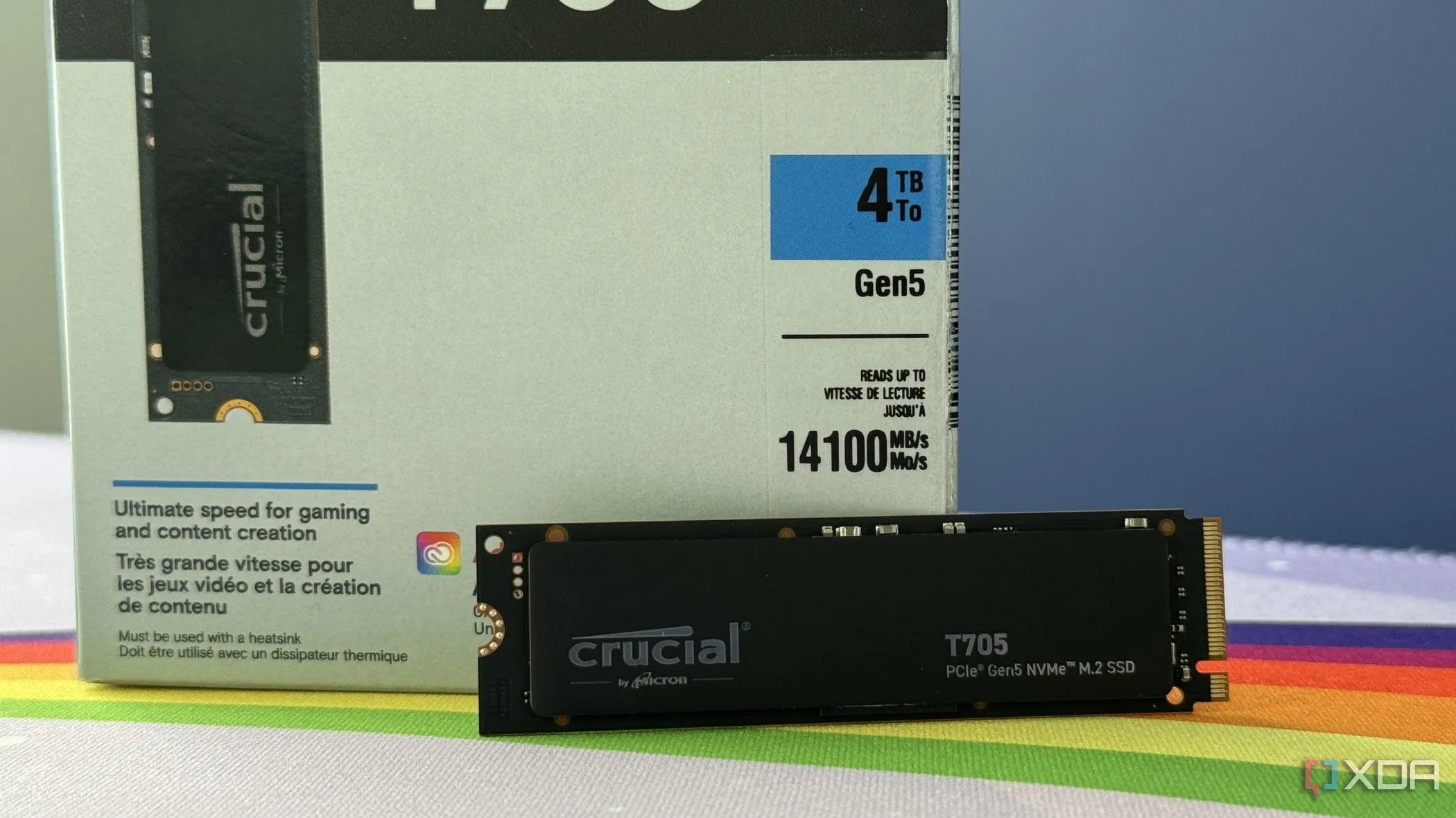 Cận cảnh ổ cứng SSD Crucial T705 Gen5 với bộ tản nhiệt ngoại cỡ