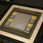 Cận cảnh vi xử lý GPU AMD R9 Fury cùng bộ nhớ HBM trên đế chip, minh họa sức mạnh xử lý AI của GPU trong nhà thông minh