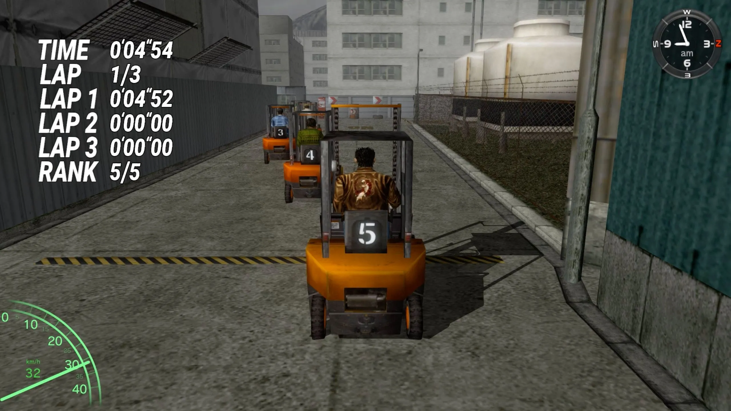 Cảnh đua xe nâng trong game Shenmue, ví dụ về hoạt động đời thường trong thế giới mở tiên phong