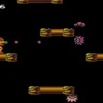 Cảnh quay màn hình game Metroid gốc năm 1986 với Samus Aran đang di chuyển trong hành lang không gian có màu xanh lá và tím đặc trưng của NES.