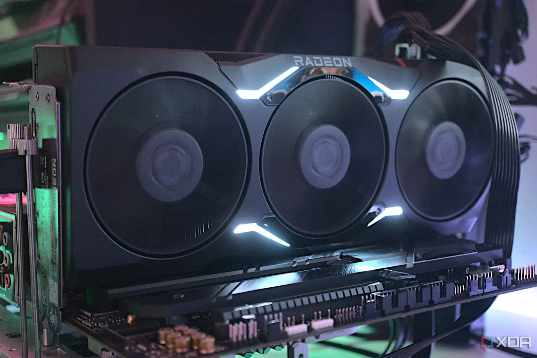 Card đồ họa AMD Radeon RX 7900 XTX, một mẫu GPU RDNA 3 mạnh mẽ được sử dụng trong các thử nghiệm hiệu năng FSR 4.