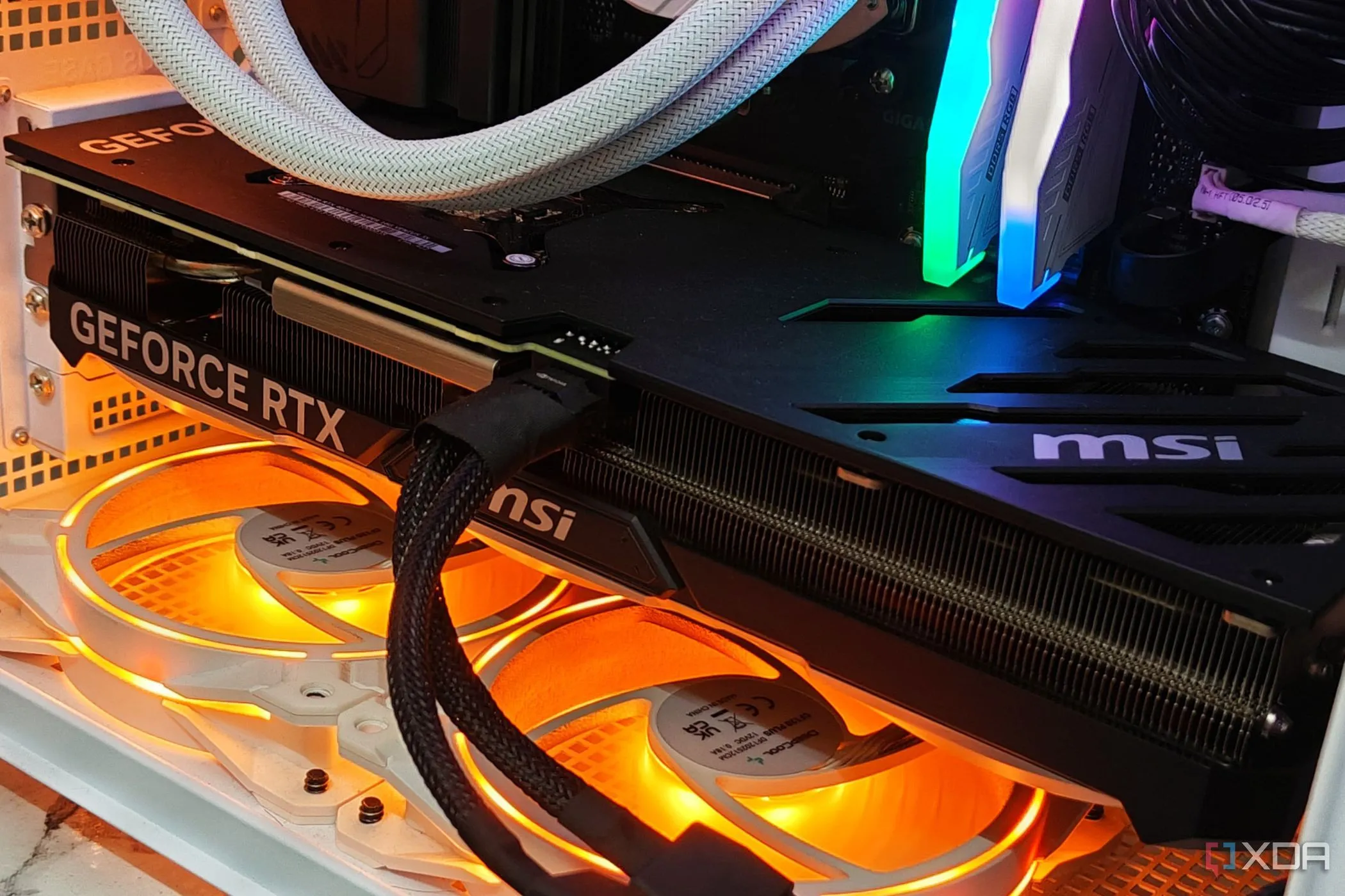 Card đồ họa MSI GeForce RTX 4070 Ti Super Ventus 3X đang hoạt động bên trong thùng máy PC, minh họa vị trí chạm kiểm tra nhiệt độ GPU.