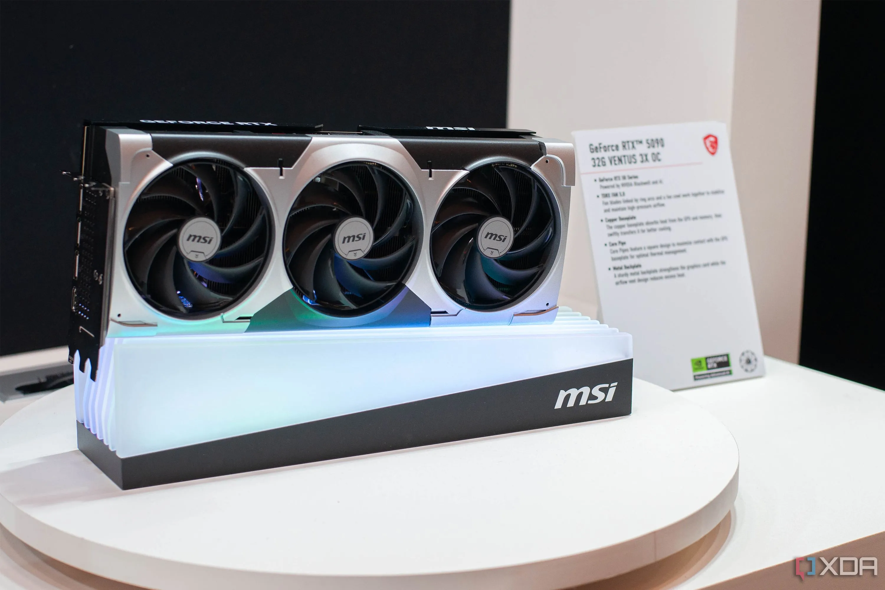 Card đồ họa MSI RTX 5090 tại CES 2025, minh họa linh kiện cao cấp có thể khan hiếm trên thị trường tự do nhưng có sẵn trong PC lắp sẵn.