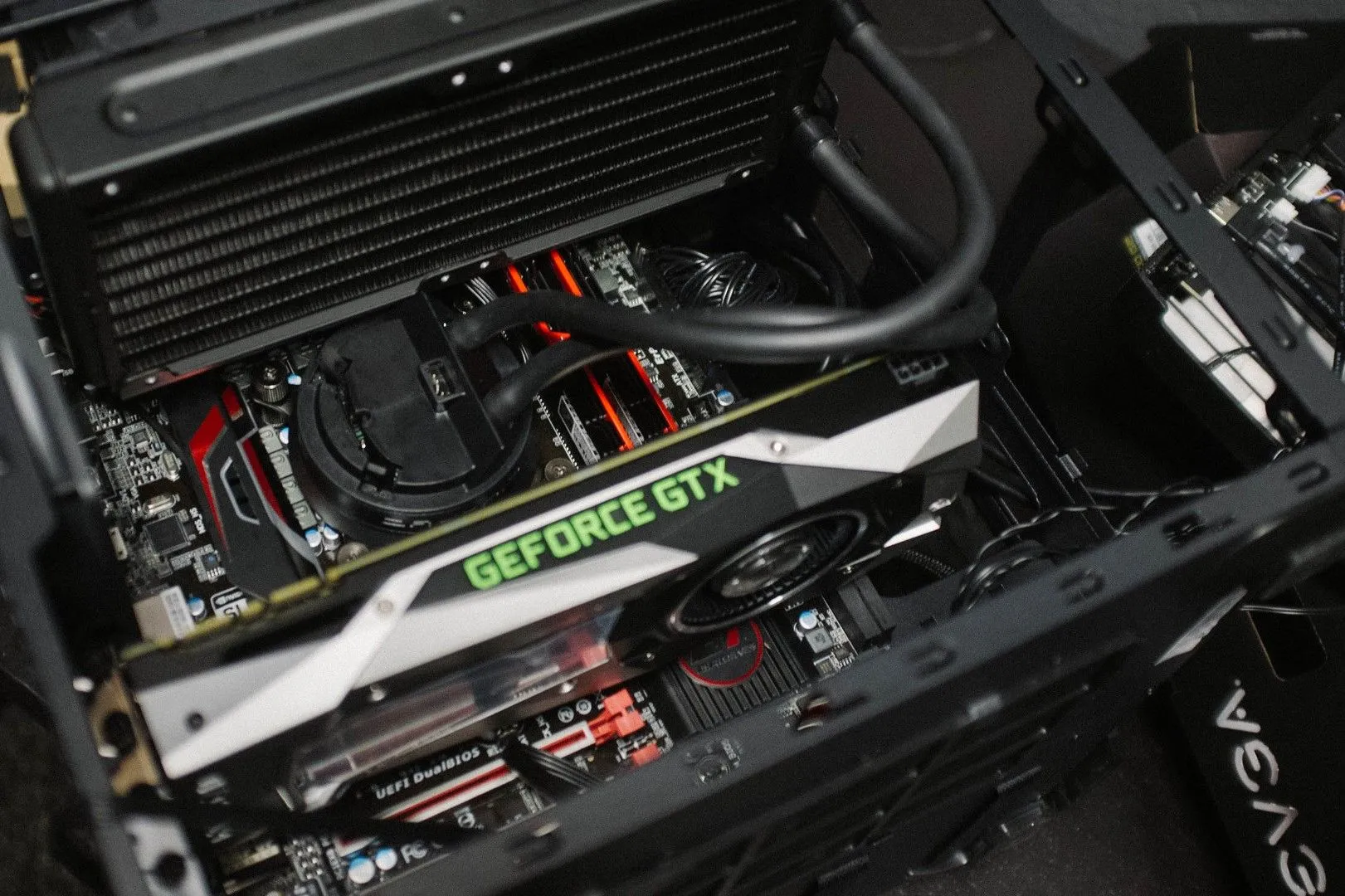 Card đồ họa NVIDIA GeForce GTX 1070 Founders Edition được lắp đặt bên trong PC, minh họa cho vấn đề tản nhiệt và tiếng ồn của GPU cũ