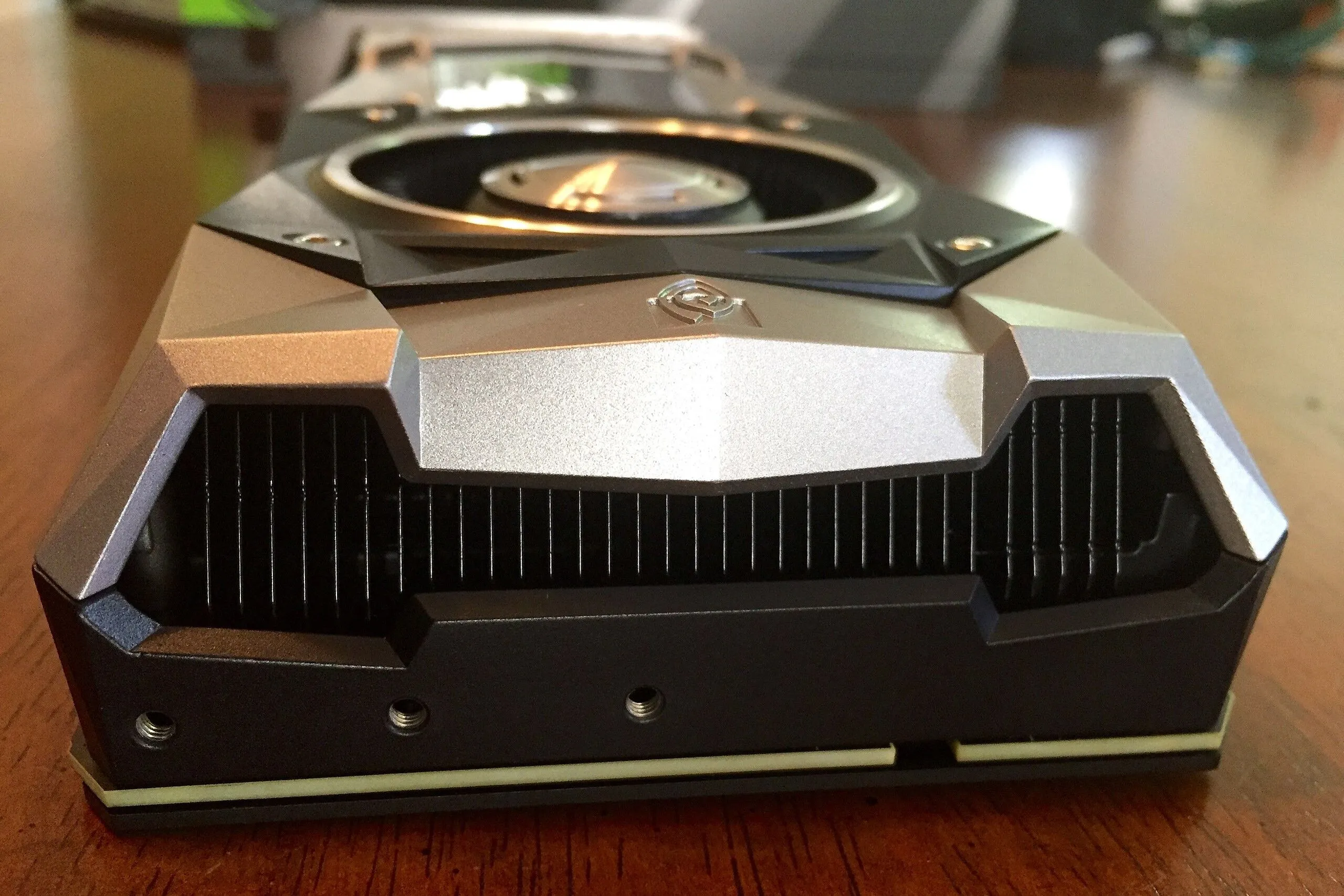 Card đồ họa NVIDIA GeForce GTX 1080 Ti phiên bản Founders trên bàn làm việc