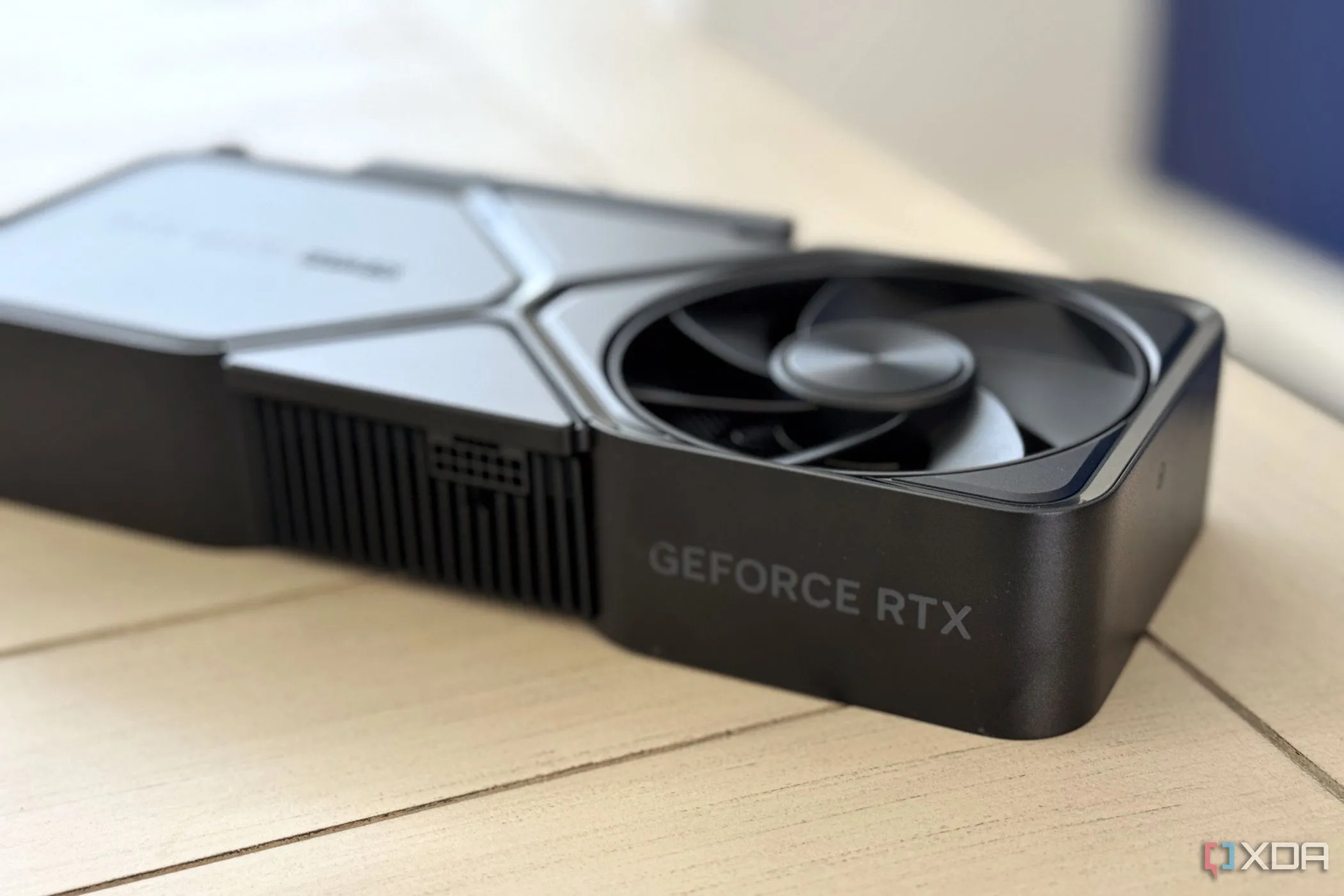 Card đồ họa Nvidia GeForce RTX 4070 SUPER minh họa vấn đề VRAM của dòng sản phẩm Nvidia