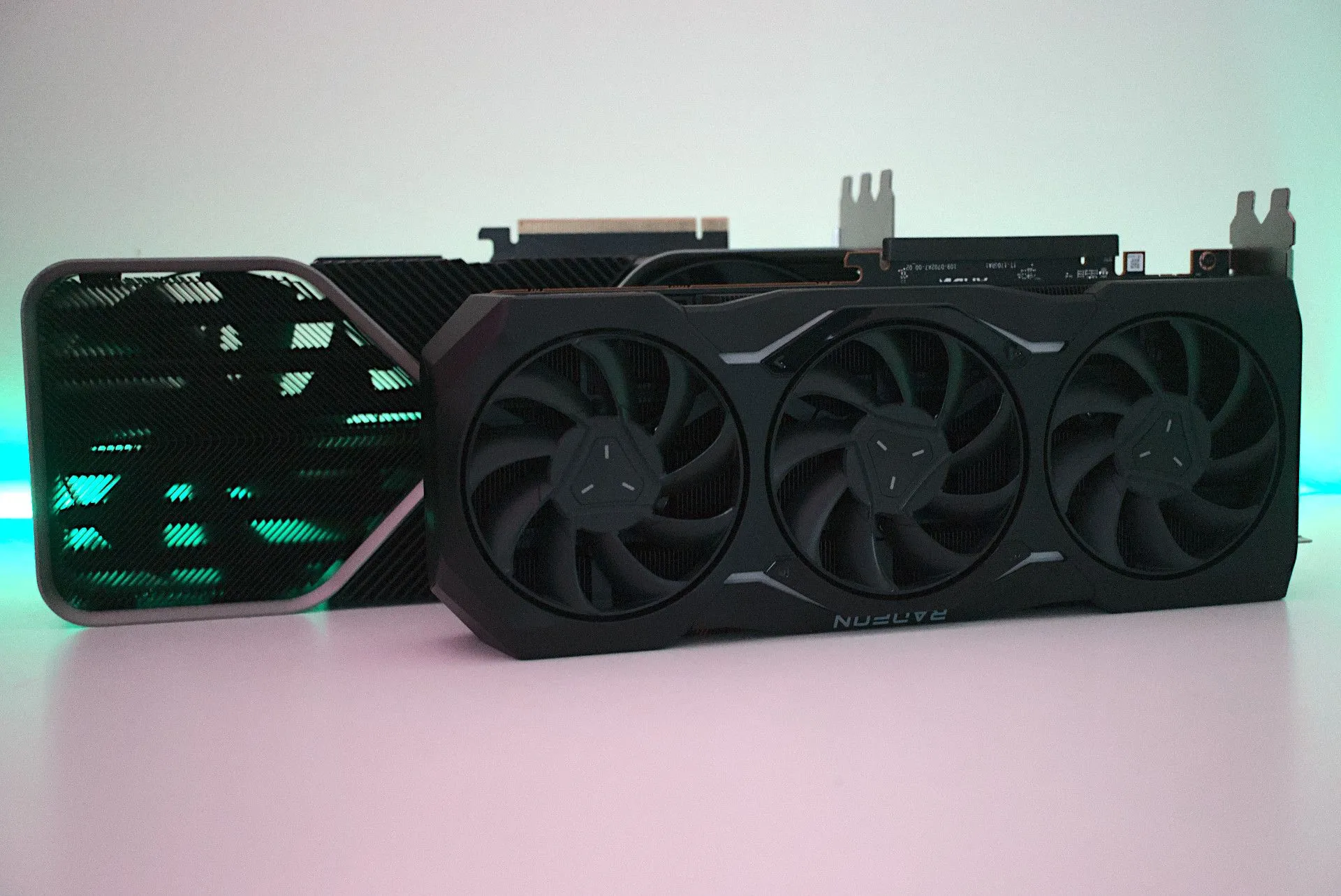 Card đồ họa NVIDIA GeForce RTX 4090 Founders Edition và AMD Radeon RX 7900 XTX đối đầu