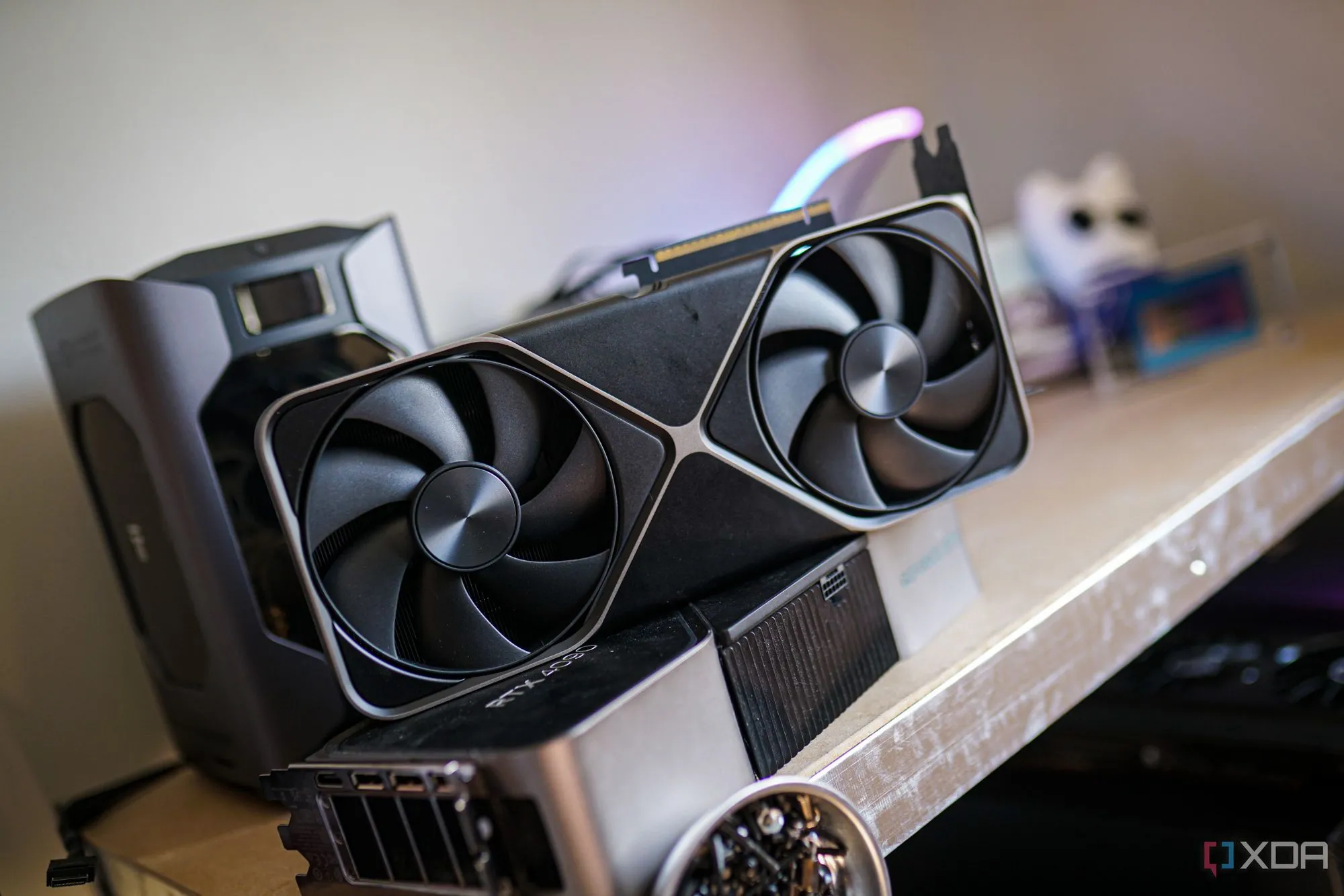 Card đồ họa NVIDIA GeForce RTX 5090 đặt trên kệ